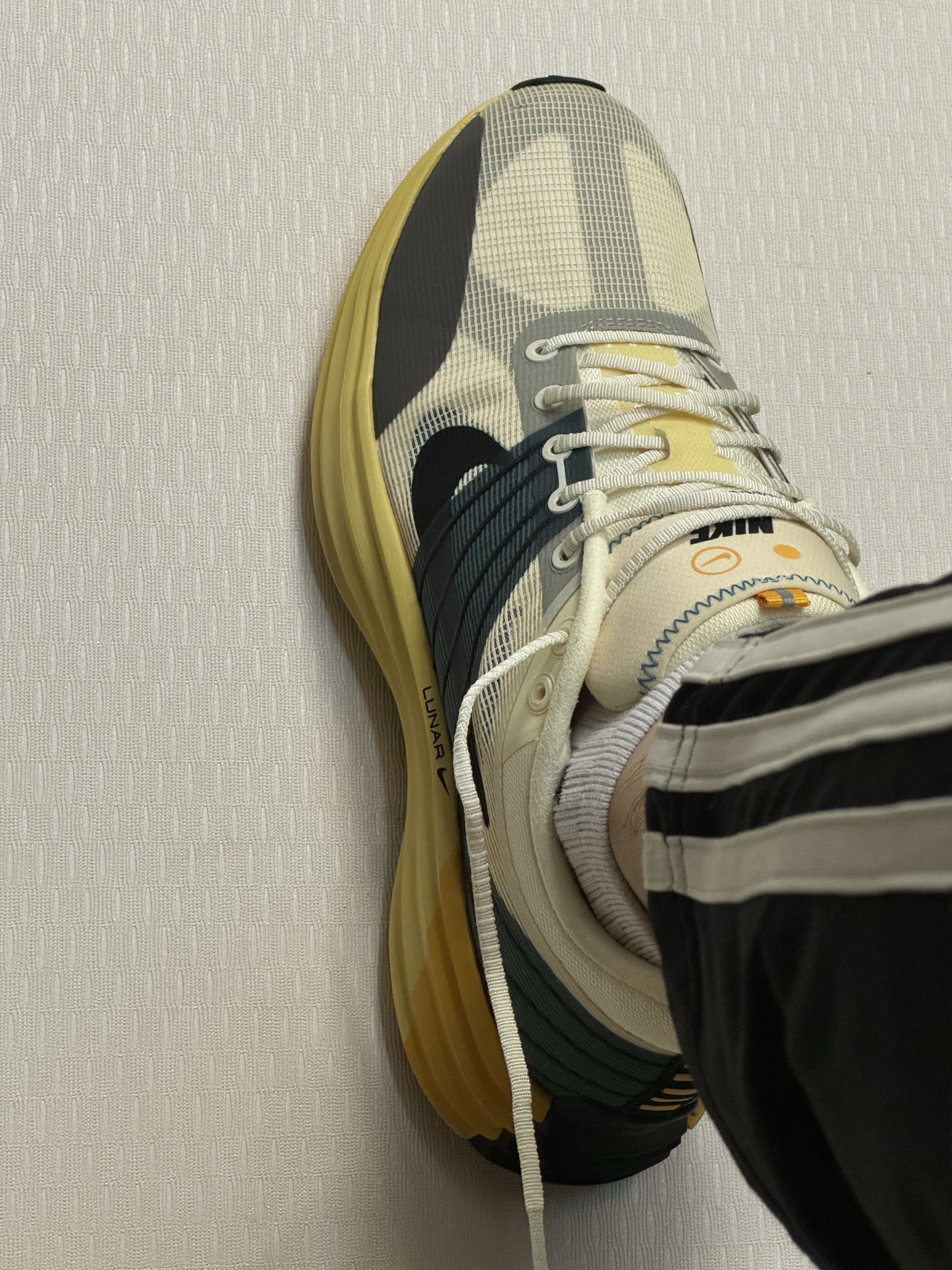 Nike Lunar Roam Alabaster and Green Abyss 착용 스타일