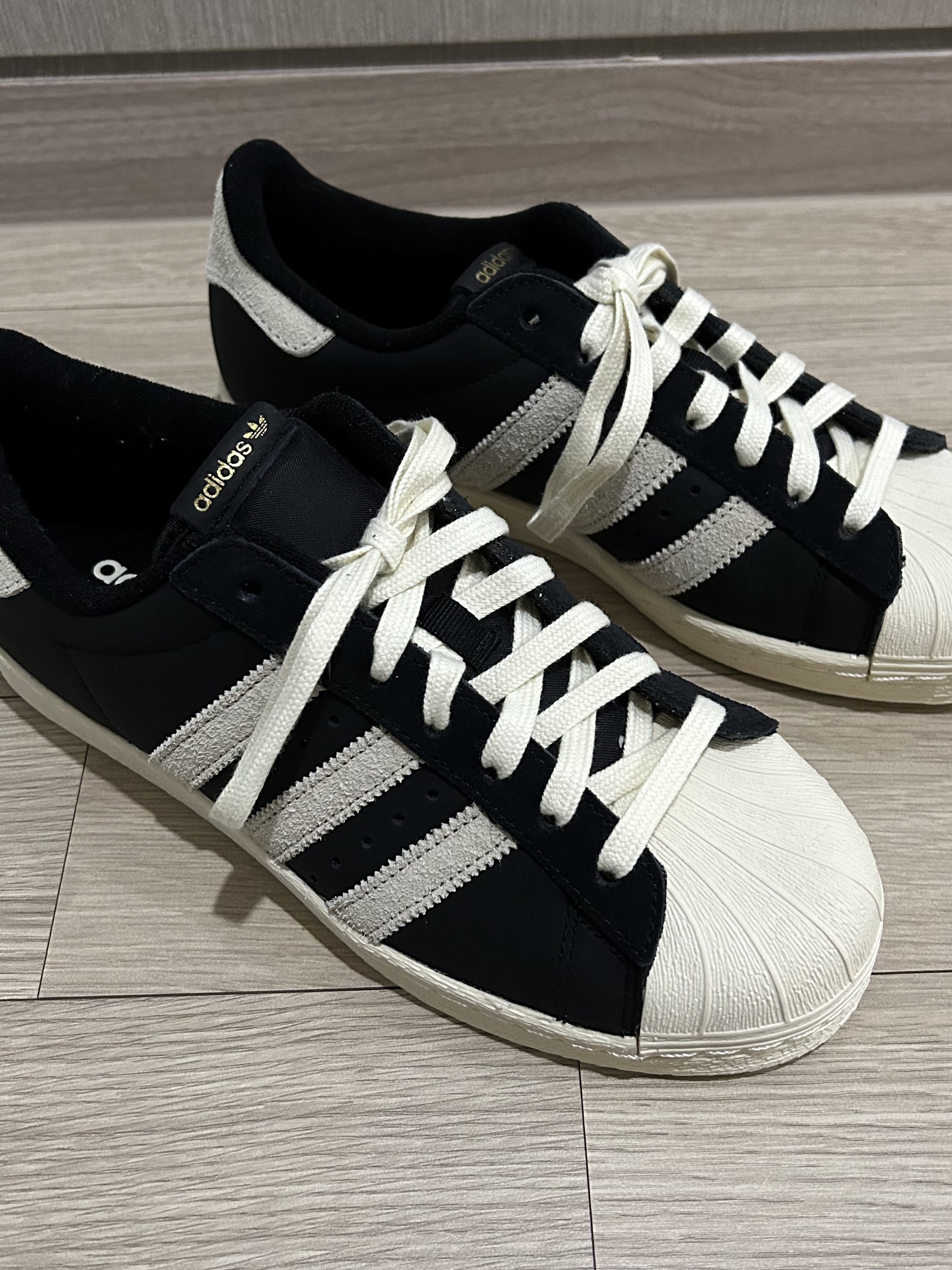 Adidas Superstar 82 Black White 착용 스타일 - 2