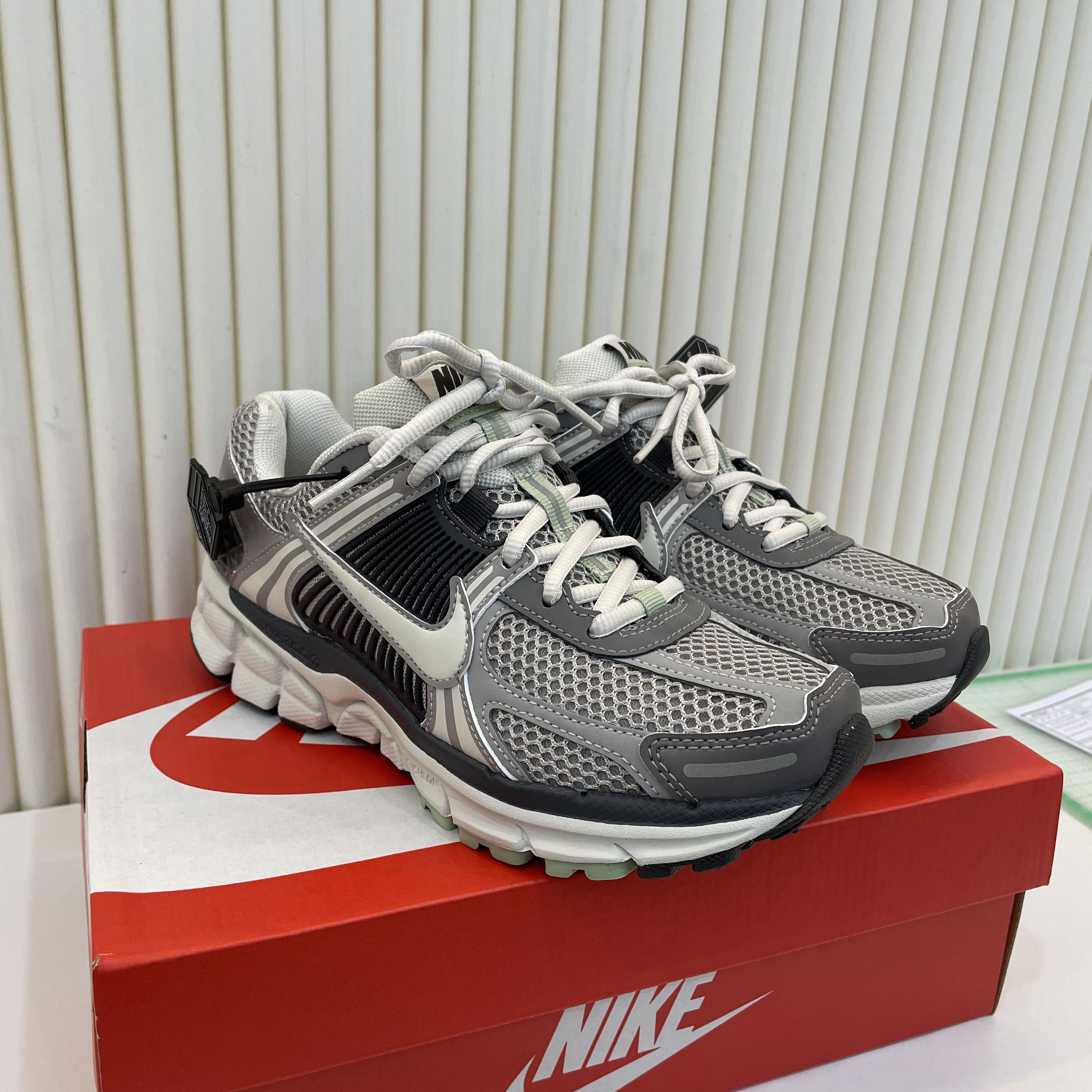 (W) Nike Zoom Vomero 5 Cobblestone and Flat Pewter 착용 스타일