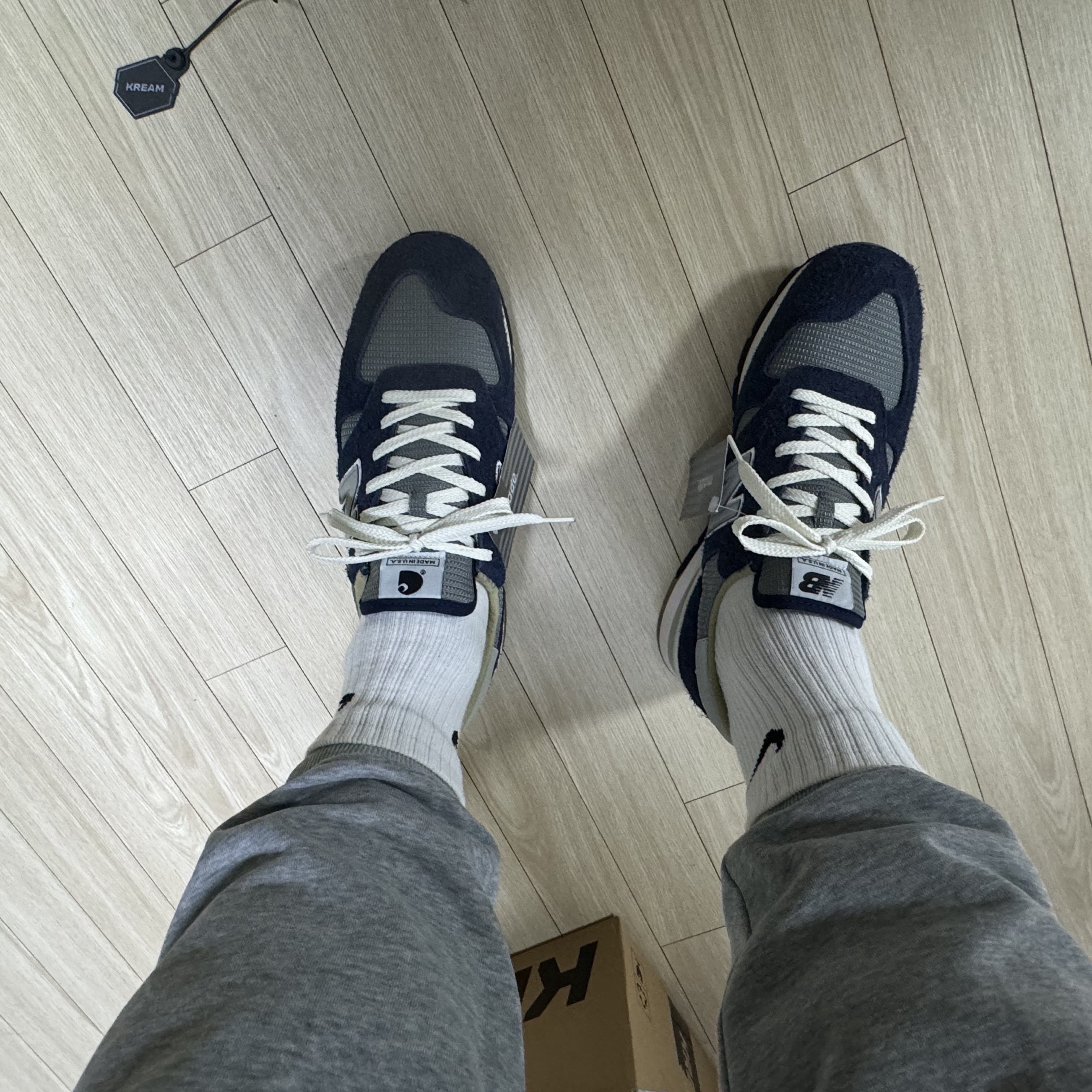 New Balance x Carhartt WIP 990v1 Made in USA Sculpture Center 착용 스타일 - 9