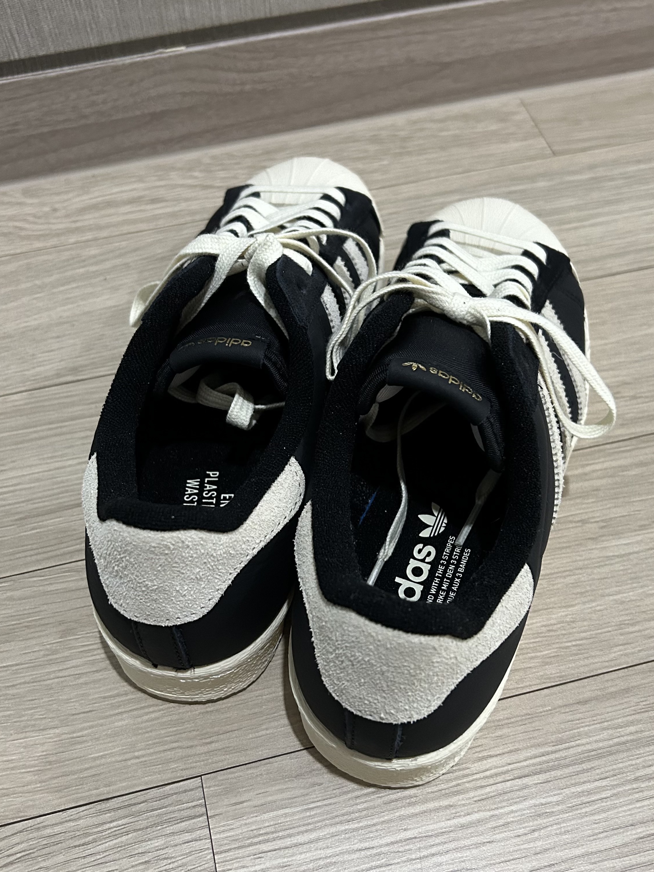Adidas Superstar 82 Black White 착용 스타일 - 4