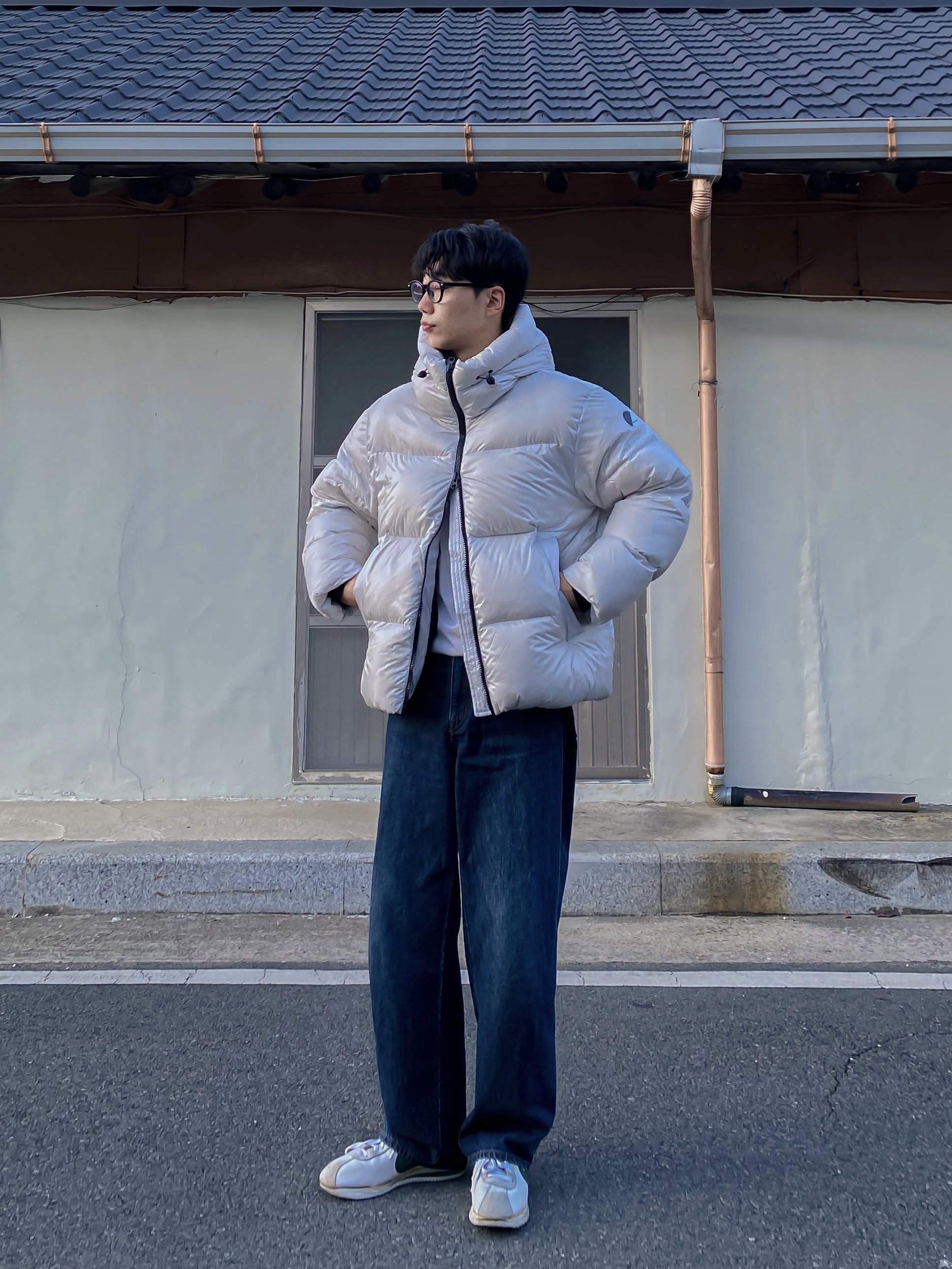 Nike x Stranger Things Classic Cortez Hawkins High School 착용 스타일