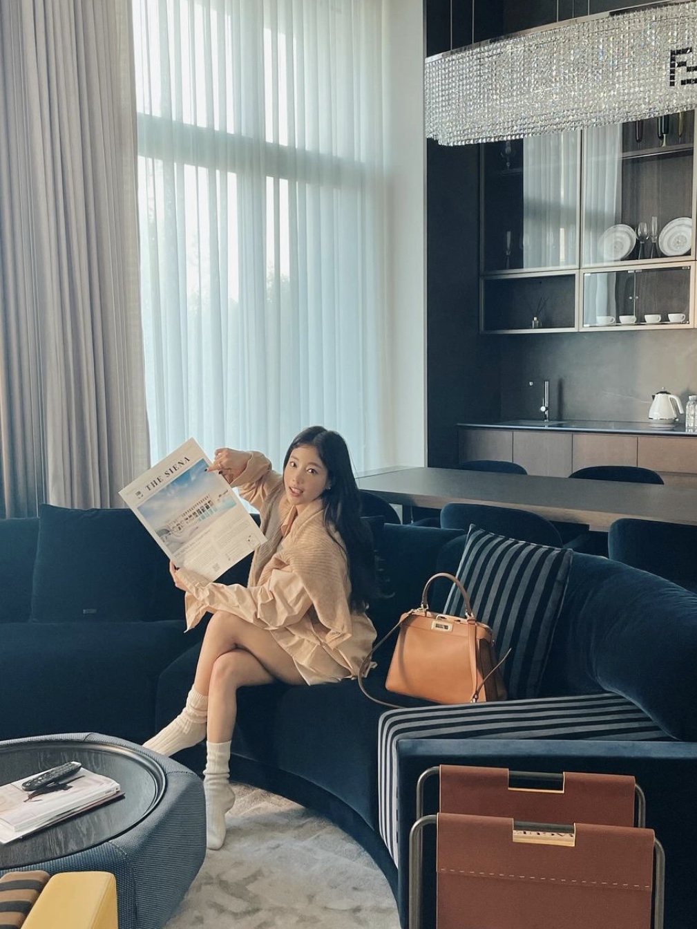 Fendi Peekaboo Iseeu Small Leather Bag Sand 착용 스타일