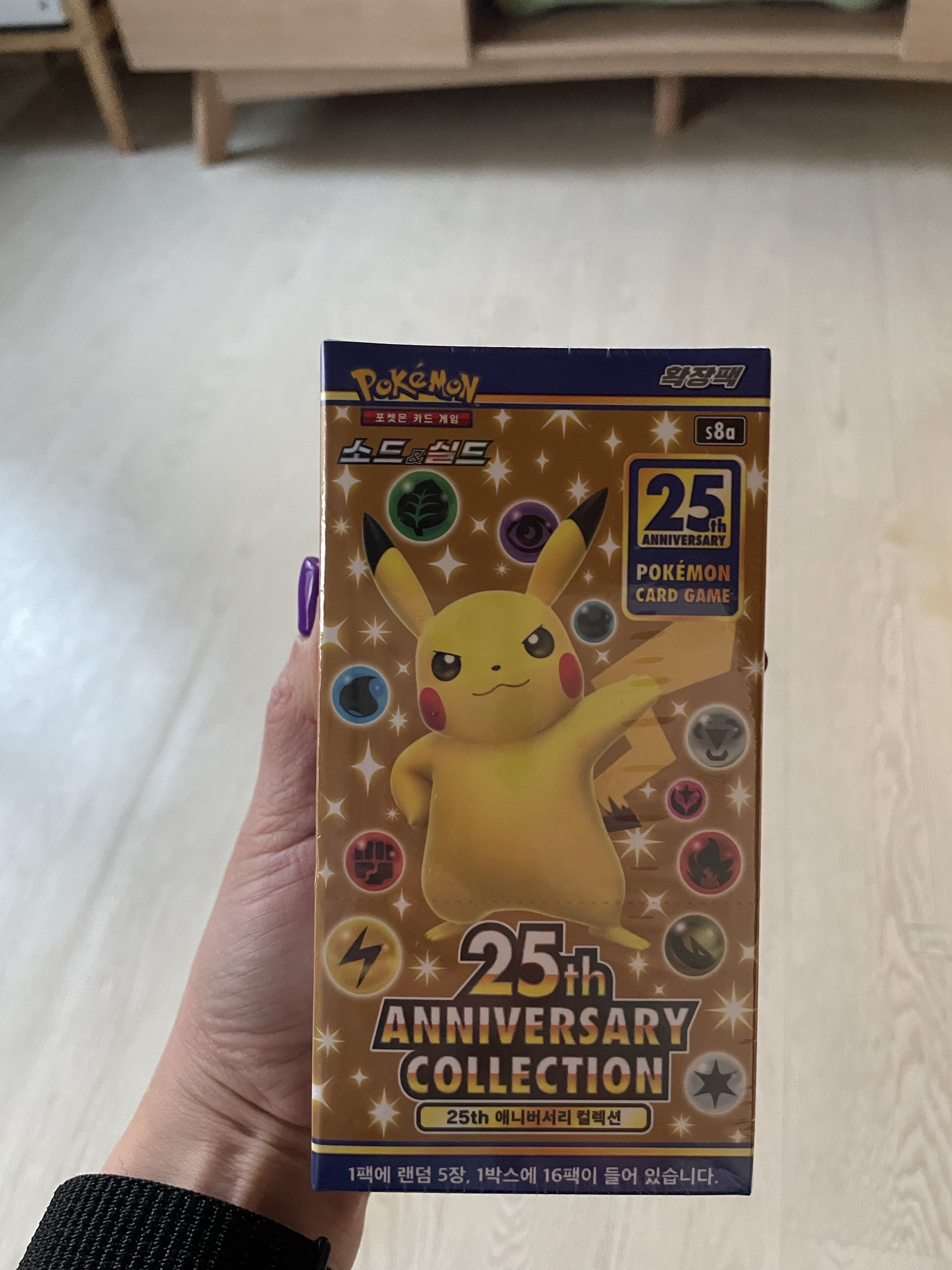 Pokemon TCG Sword & Shield Expansion Pack 25th Anniversary Collection Box (Pack of 16) 착용 스타일