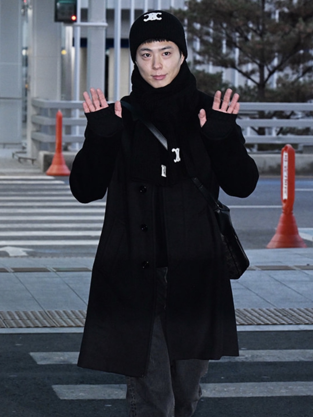 (W) Celine Triomphe Cloche Hat in Seamless Cashmere Black, Celine Triomphe Muffler in Seamless Cashmere Black 착용 스타일