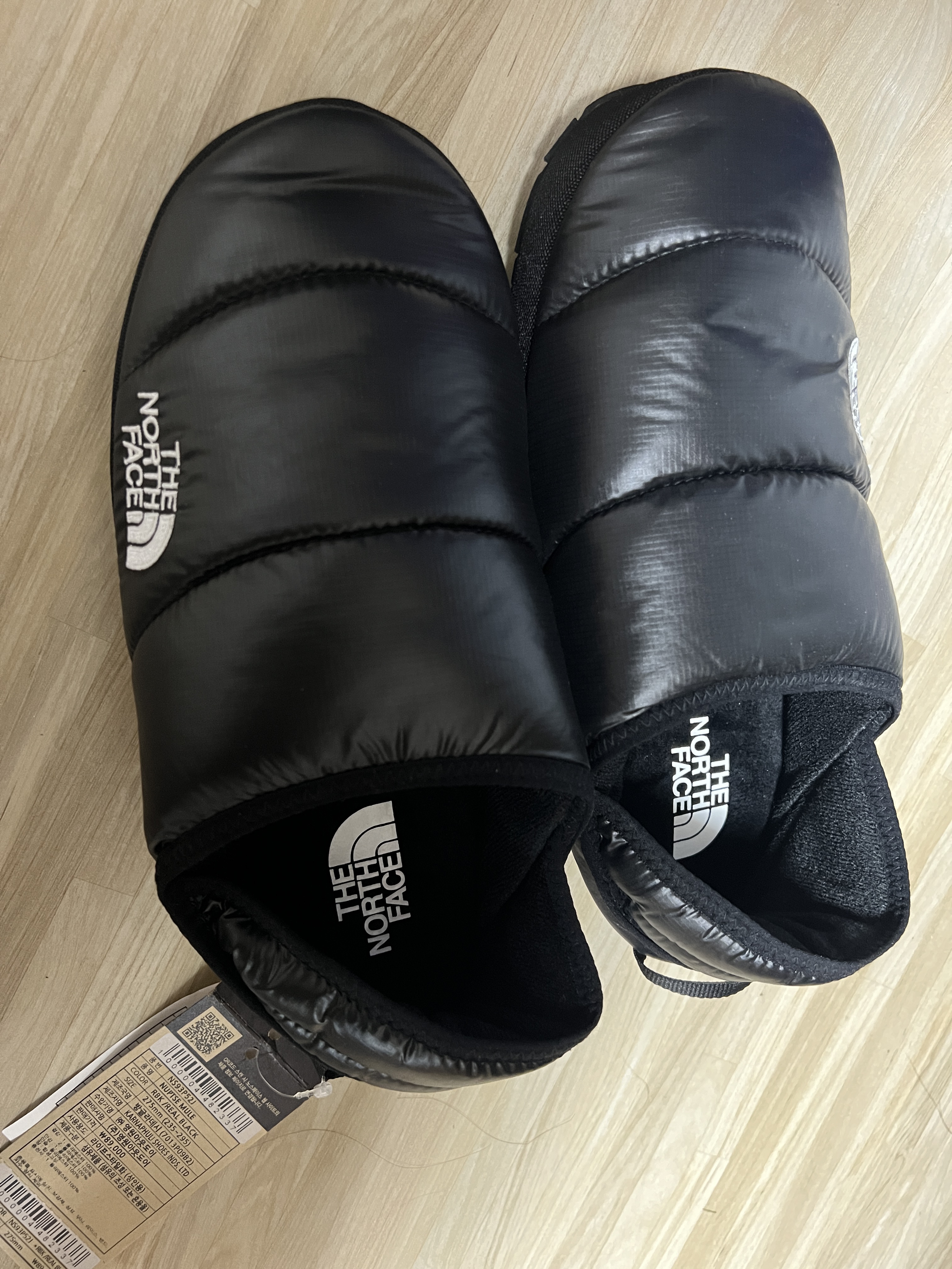 The North Face Nuptse Mule Black 착용 스타일
