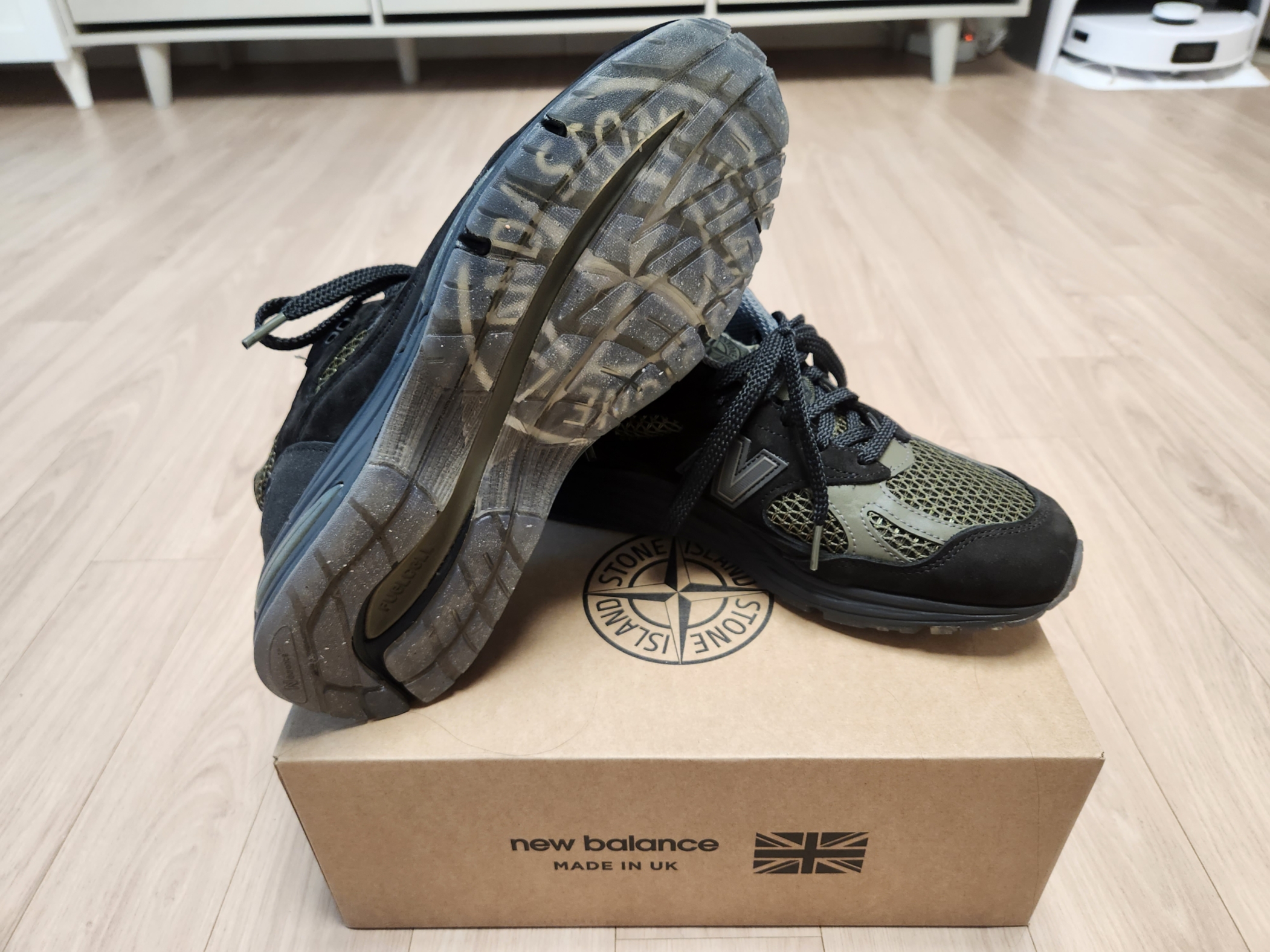 New Balance x Stone Island 991v2 Made in UK Black Olive Night 착용 스타일 - 2