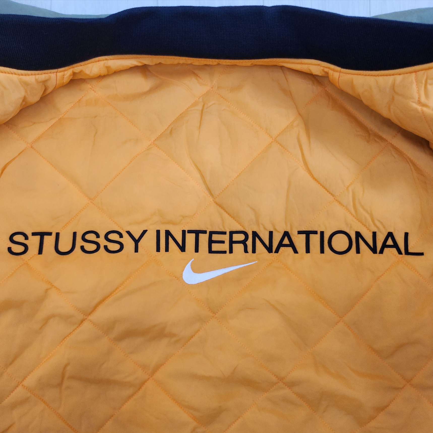 Nike x Stussy Reversible Jacket Medium Olive (FJ9153-222) 착용 스타일 - 5