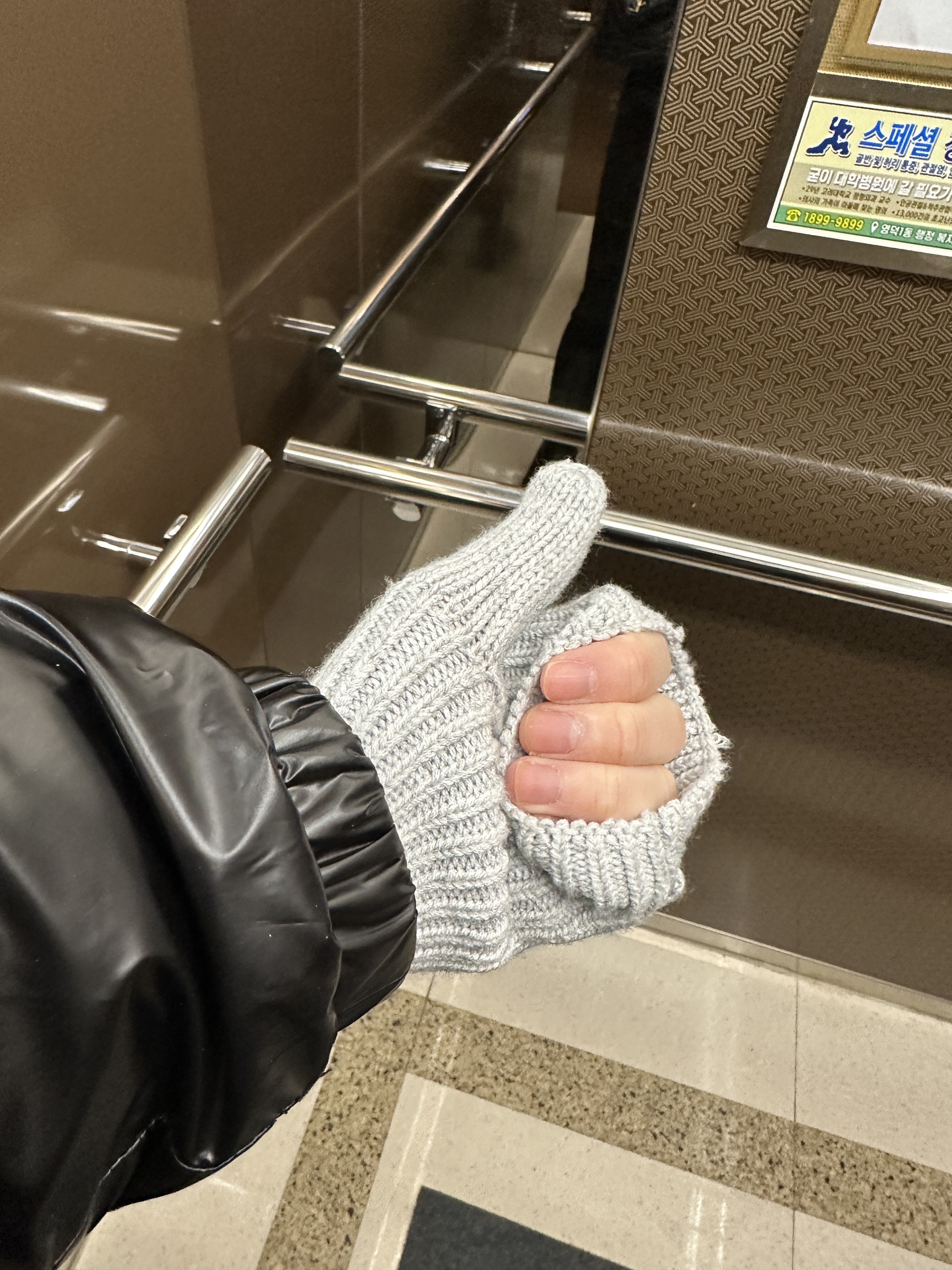 (W) UGG Cozy Knit Flip Mitten Grey Heather 착용 스타일
