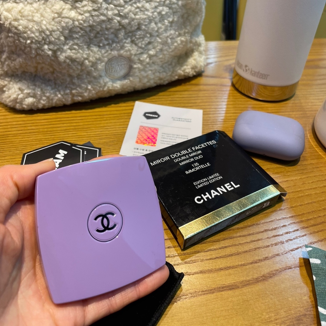 Chanel Codes Couleur Limited Edition Miroir Double Facettes 135 Immortelle 착용 스타일