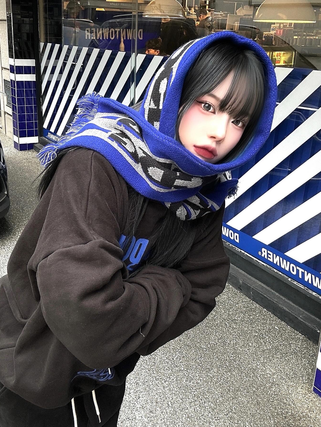 CDG Logo Check Muffler Blue 착용 스타일