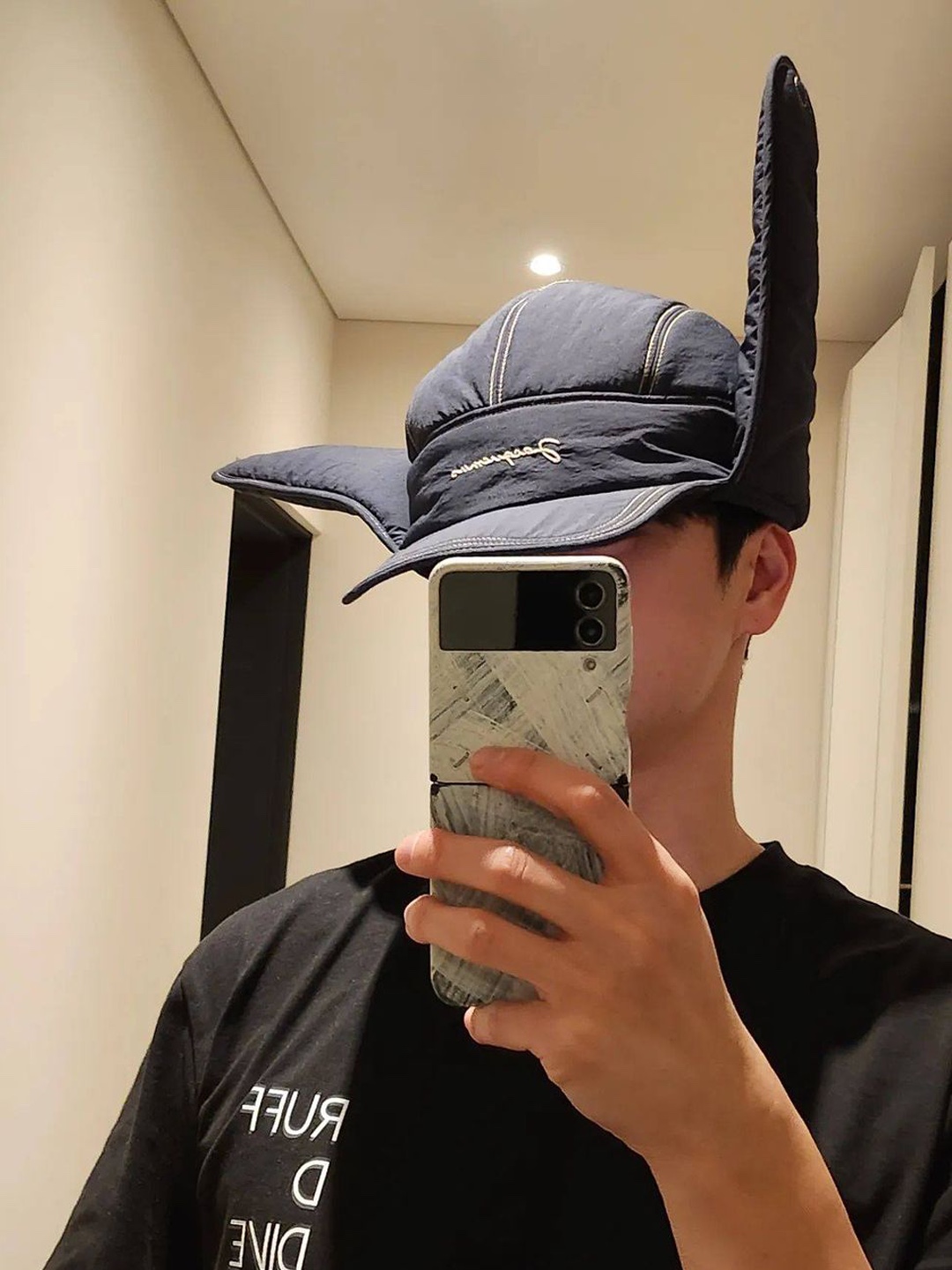 Jacquemus La Cagoule Bricciola Puffed Ear Flap Hat Navy, Palace Posh Earflap Cap Black - 22FW 착용 스타일 - 2