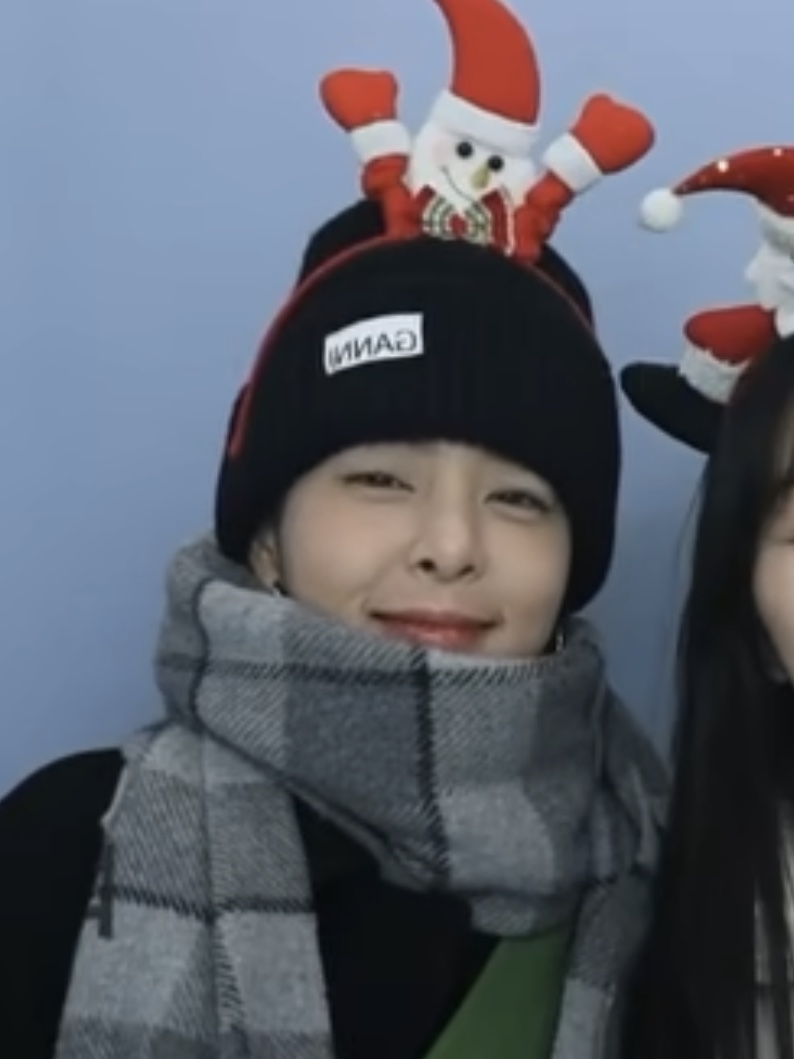 Ganni Wool Beanie Black 착용 스타일 - 1