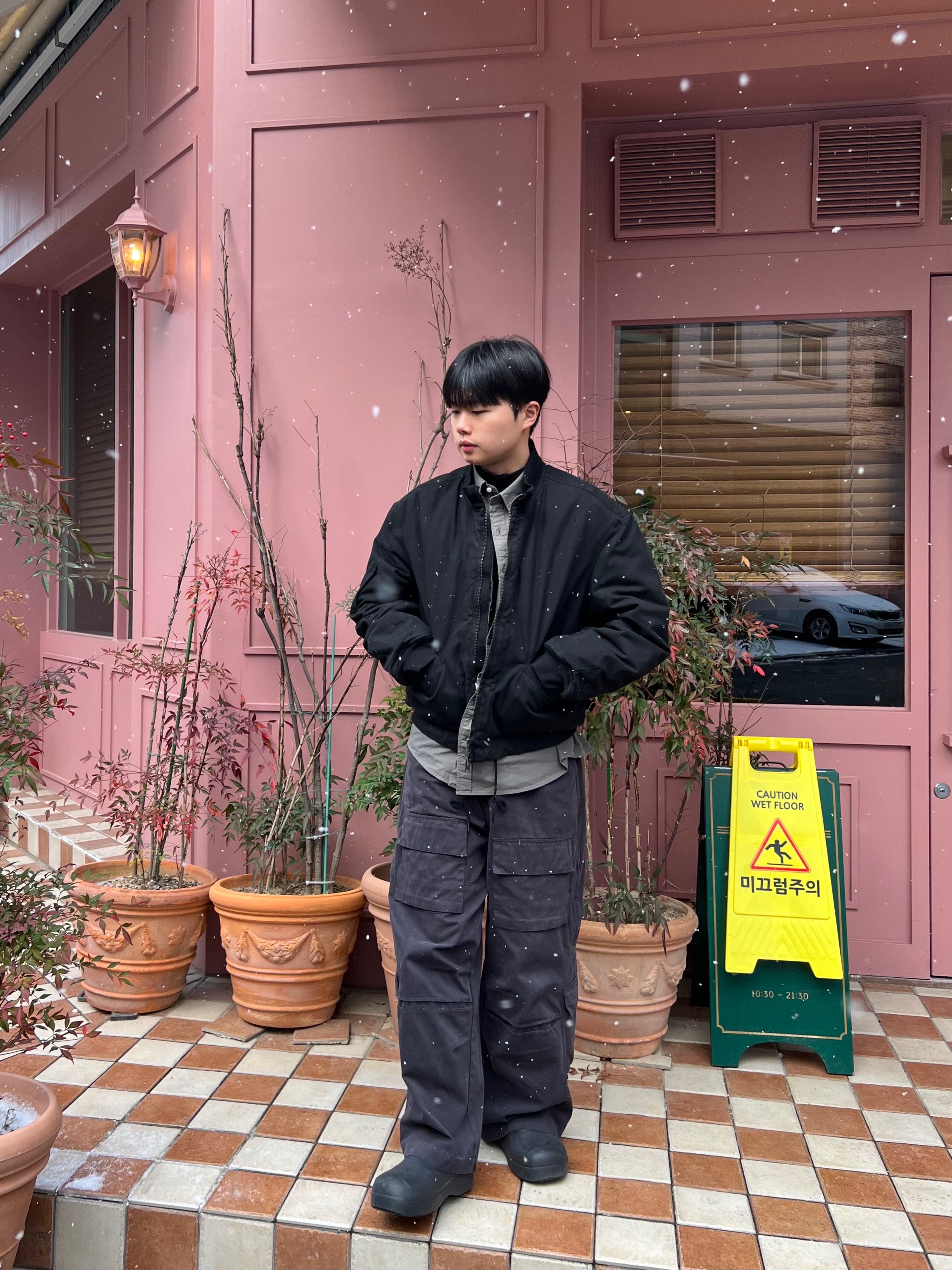 Polyteru x Nomanual Dyed Cargo Pants Charcoal 착용 스타일 - 3
