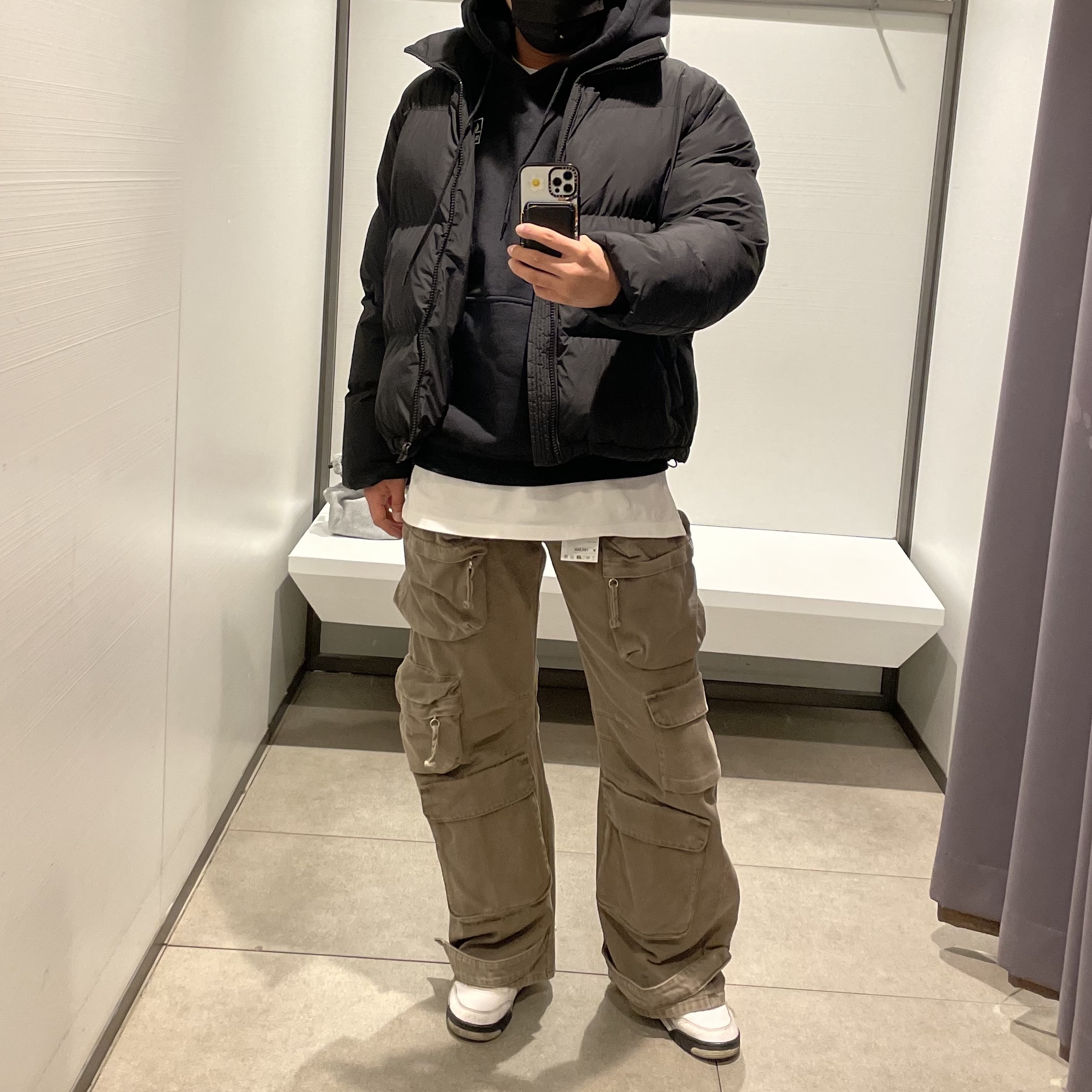 Zara Utility Cargo Jeans Dark Sand 착용 스타일