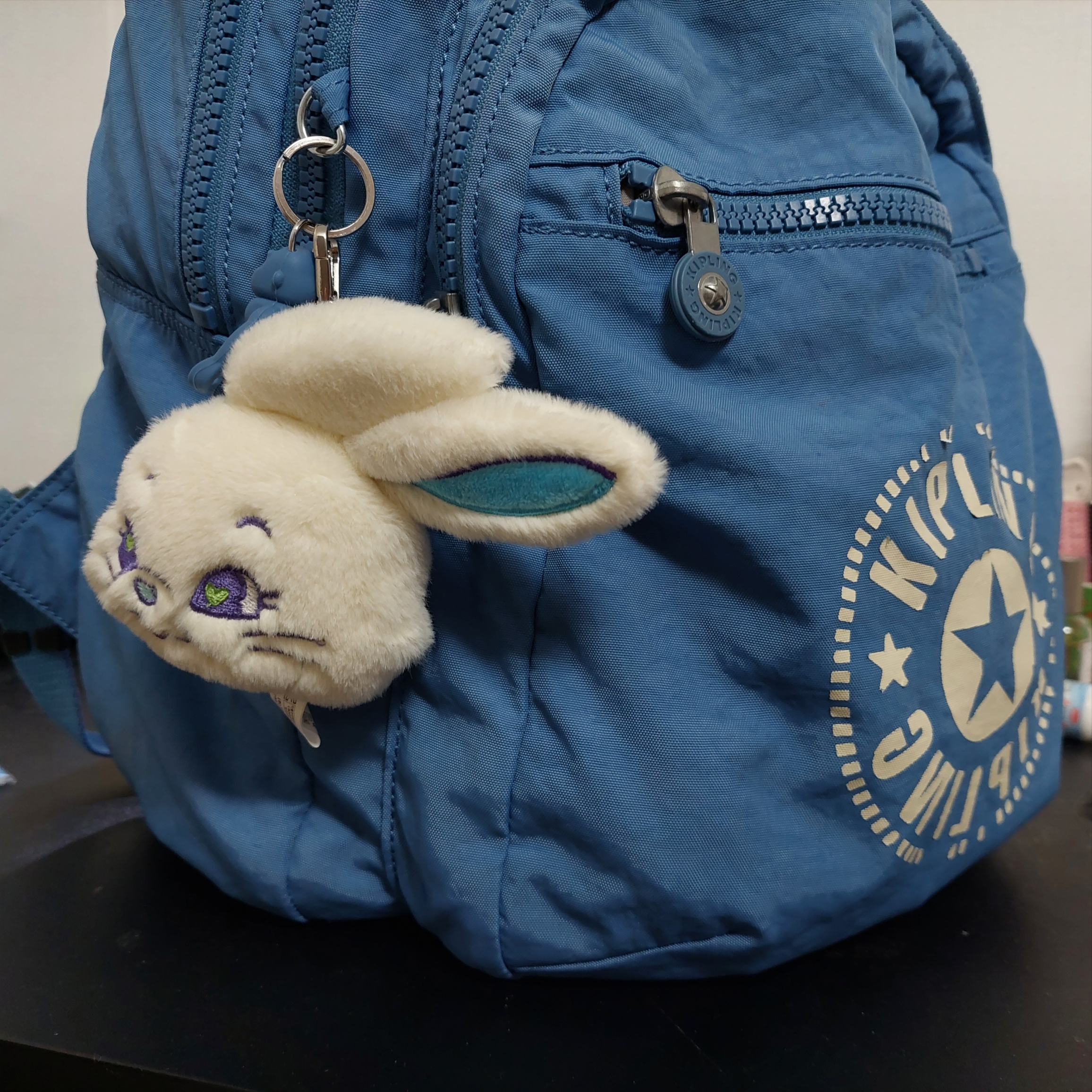 NewJeans Tokki Merchandise Fluffy Keyring White 착용 스타일