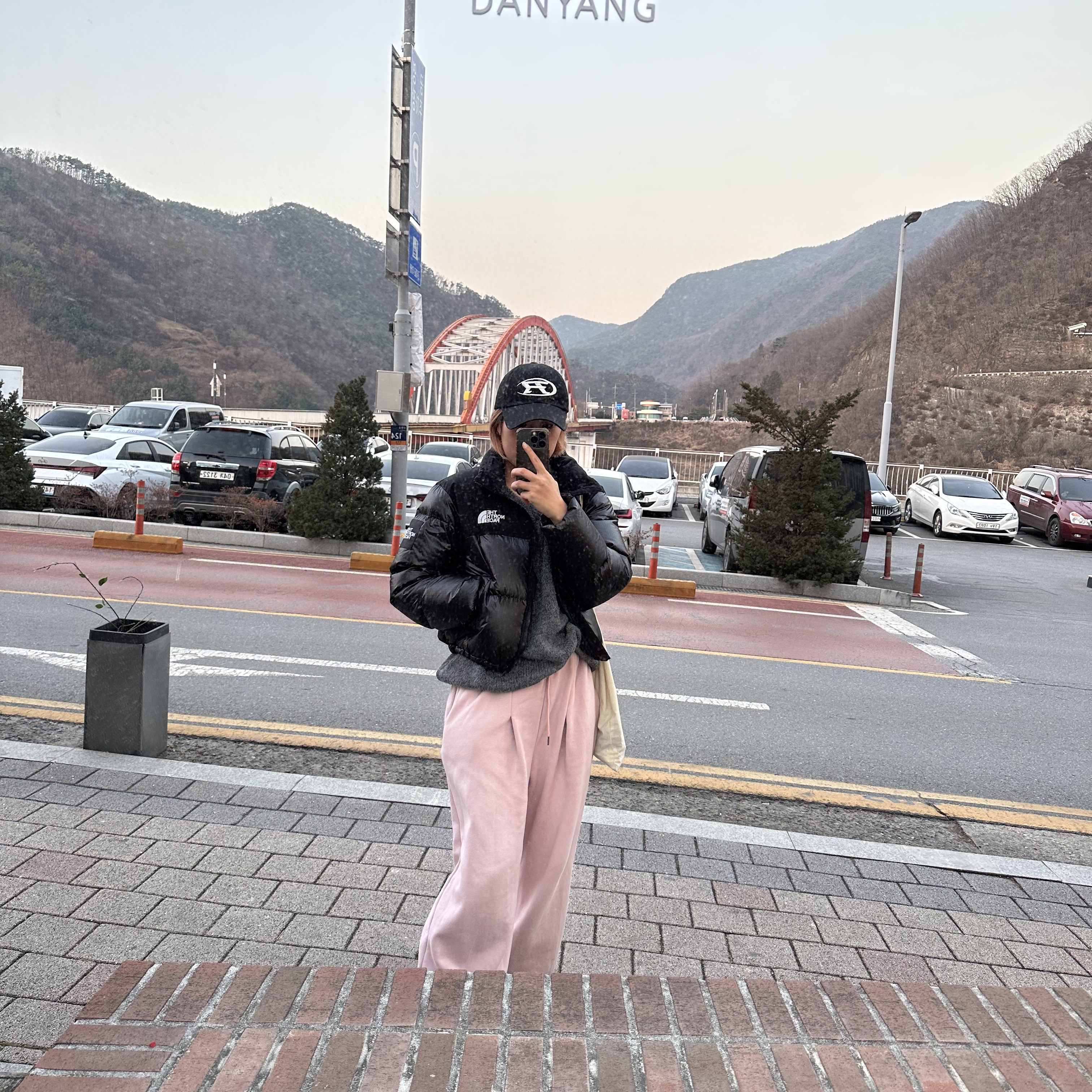 (W) The North Face White Label Novelty Nuptse Down Jacket Black 착용 스타일 - 2