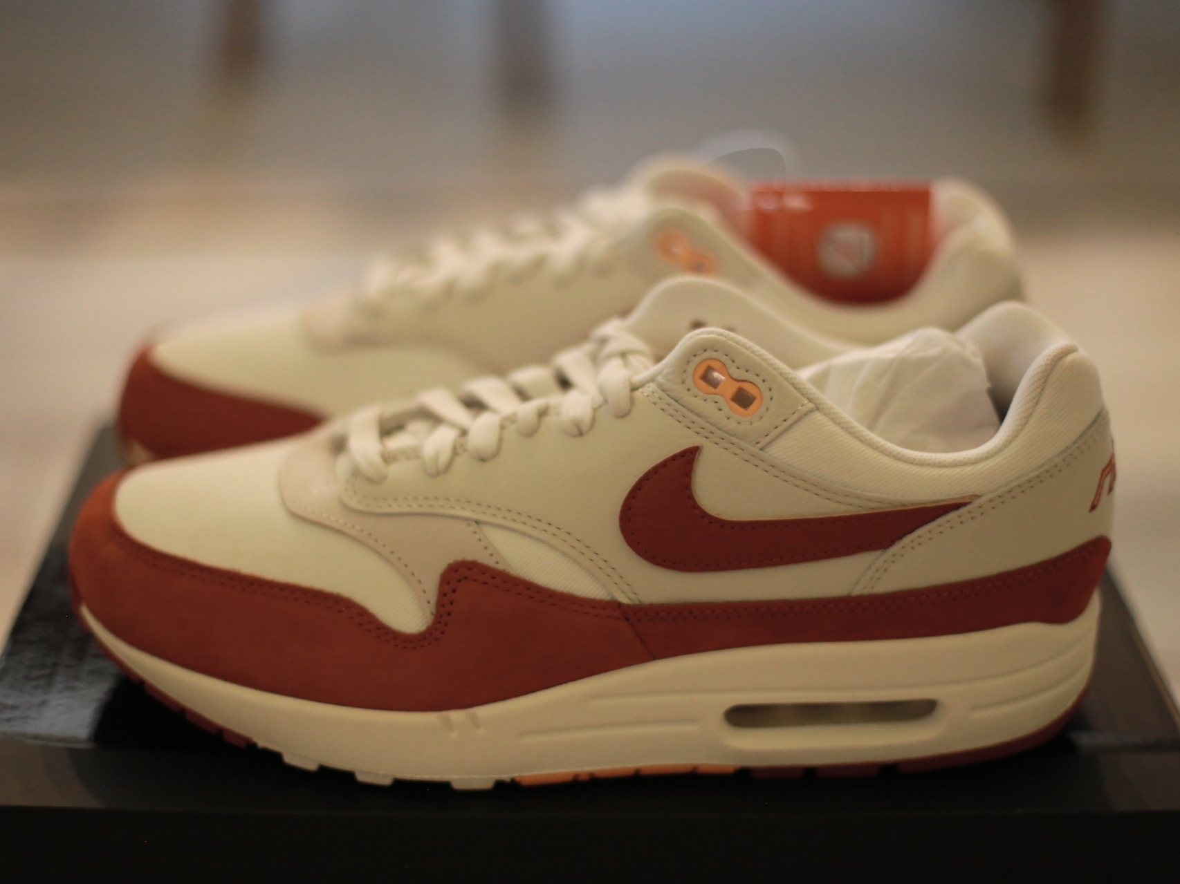 (W) Nike Air Max 1 Rugged Orange and Sail 착용 스타일 - 1