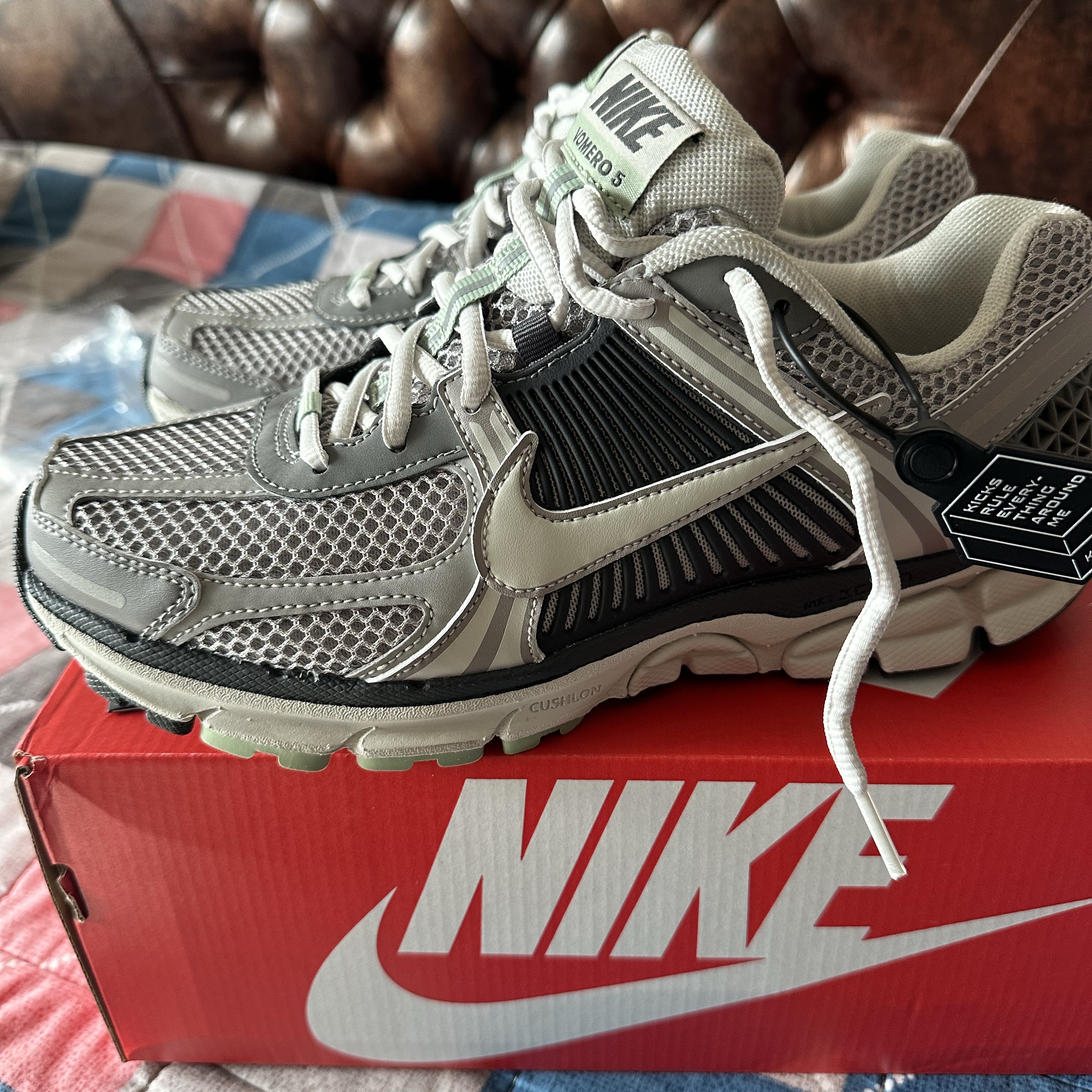 (W) Nike Zoom Vomero 5 Cobblestone and Flat Pewter, Nike Therma-Fit Therma Sphere Training Pants Black - Asia 착용 스타일 - 1