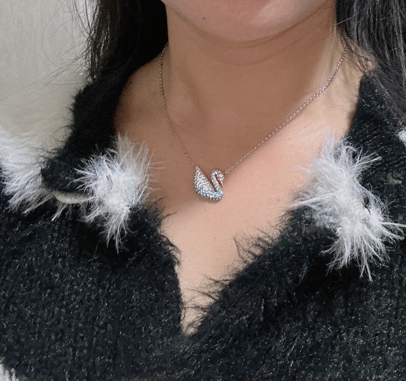 (W) Swarovski Iconic Swan Pendant Medium Blue Rhodium Plated 착용 스타일