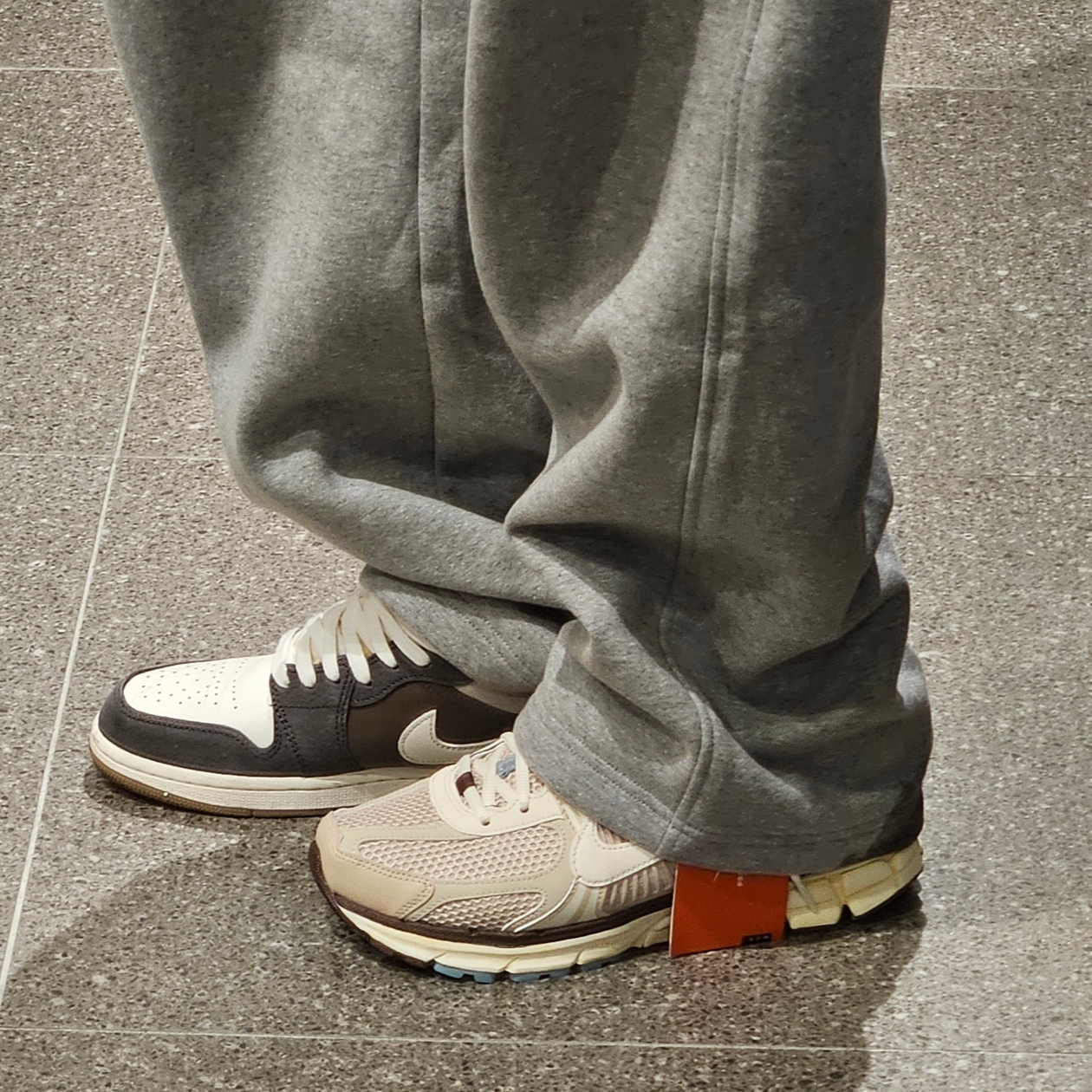 (W) Nike Zoom Vomero 5 Oatmeal, Jordan 1 Low Kkachi 착용 스타일 - 1