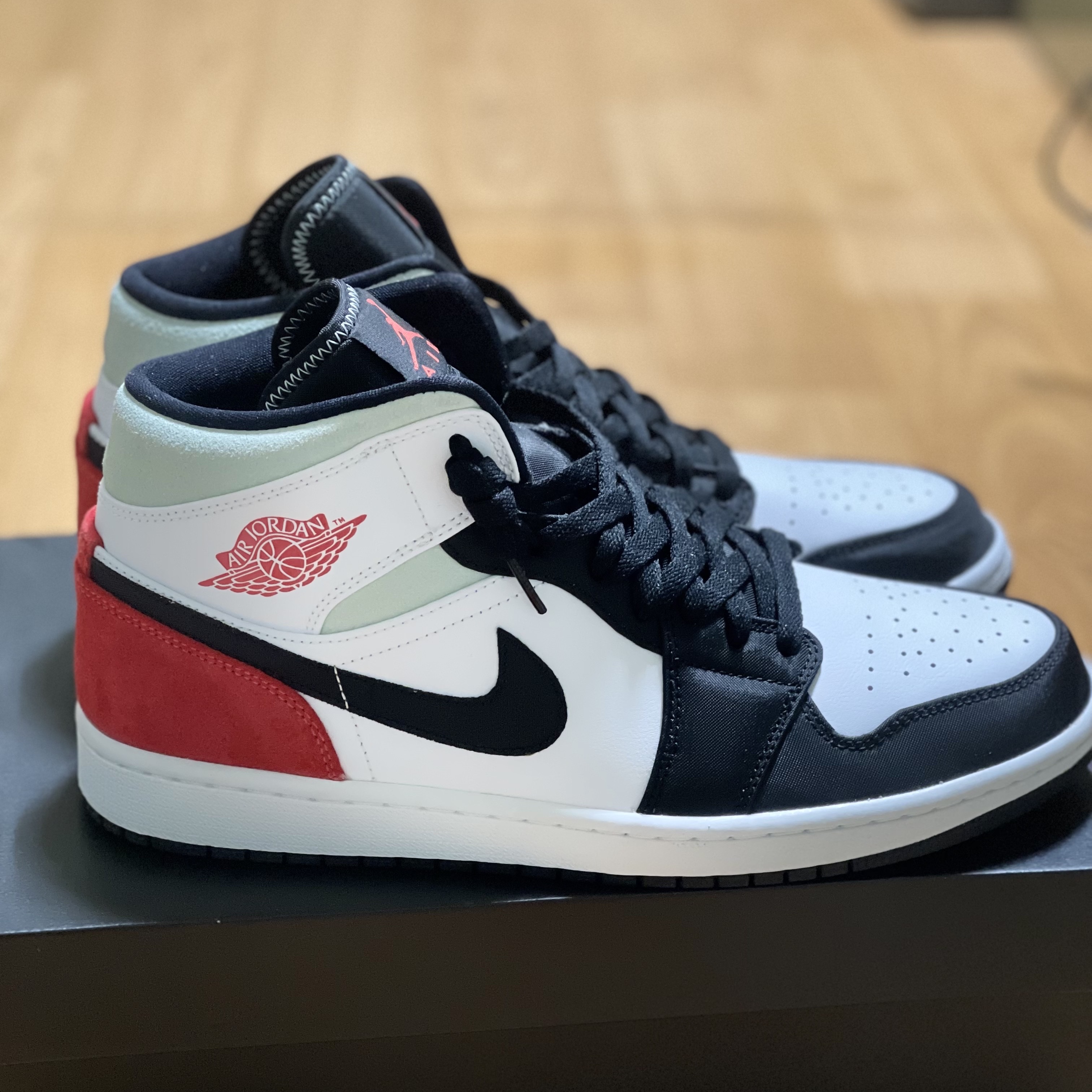 Jordan 1 Mid SE Track Red 착용 스타일 - 2