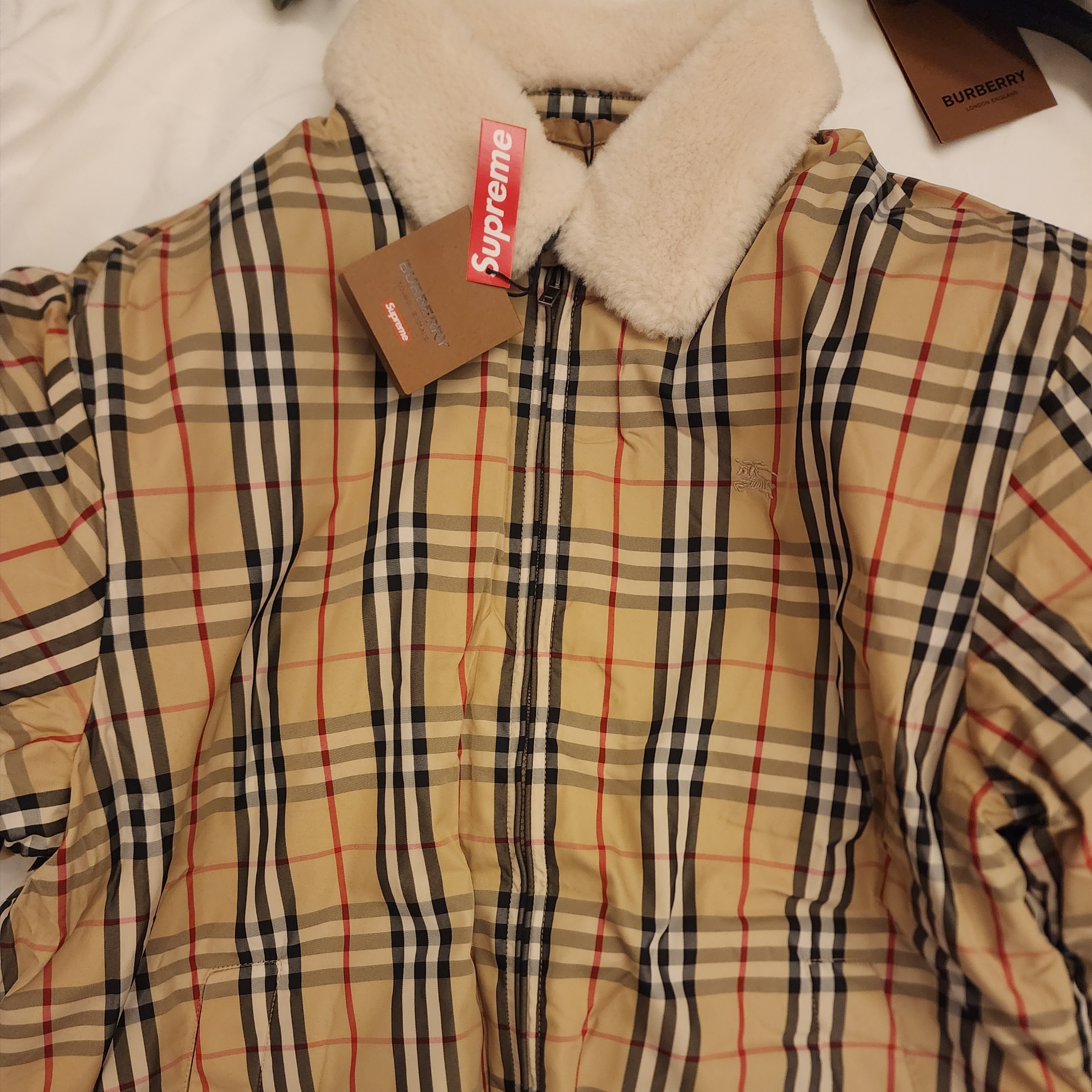 Supreme x Burberry Shearling Collar Down Puffer Jacket Beige - 22SS 착용 스타일