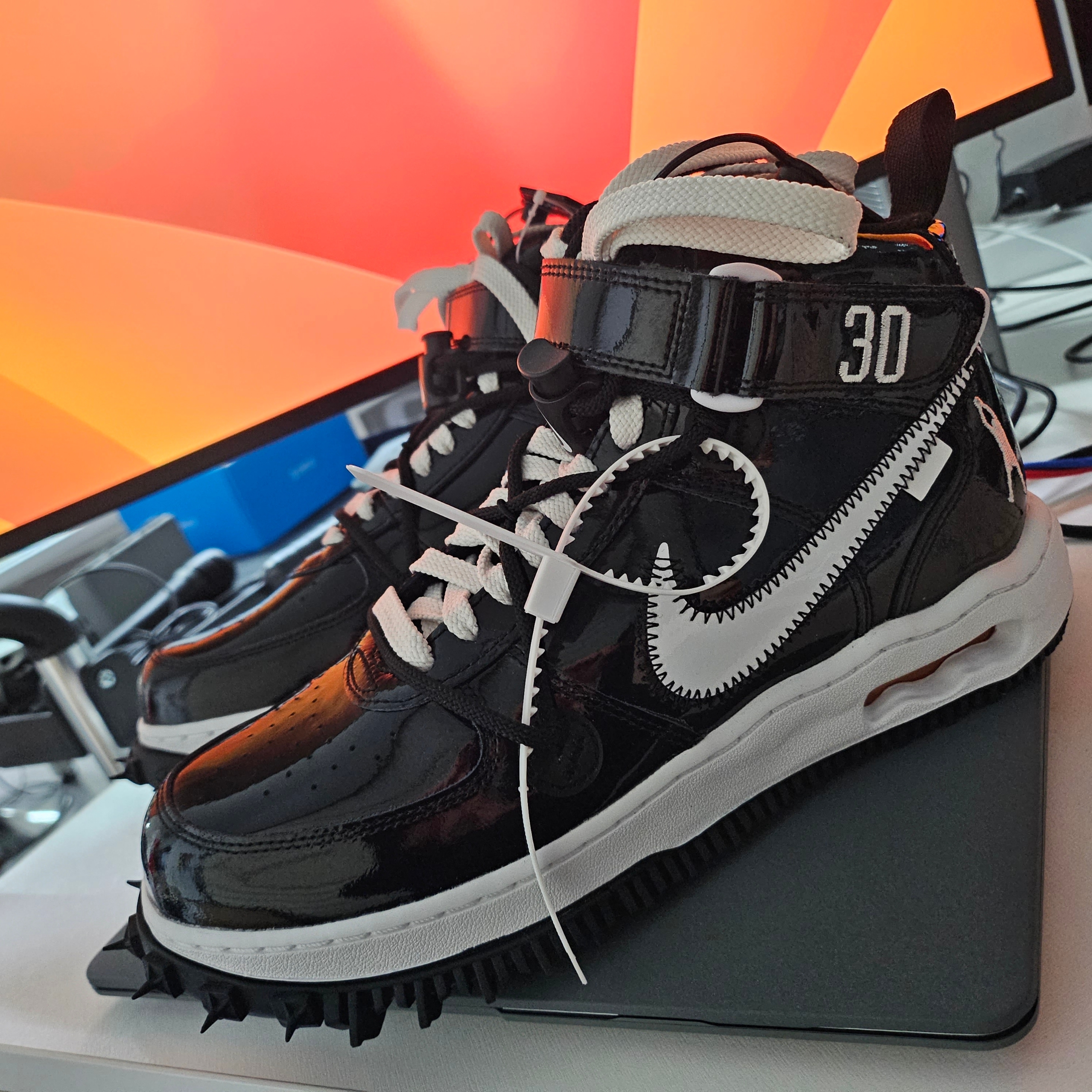 Nike x Off-White Air Force 1 Mid SP Leather Black 착용 스타일 - 1