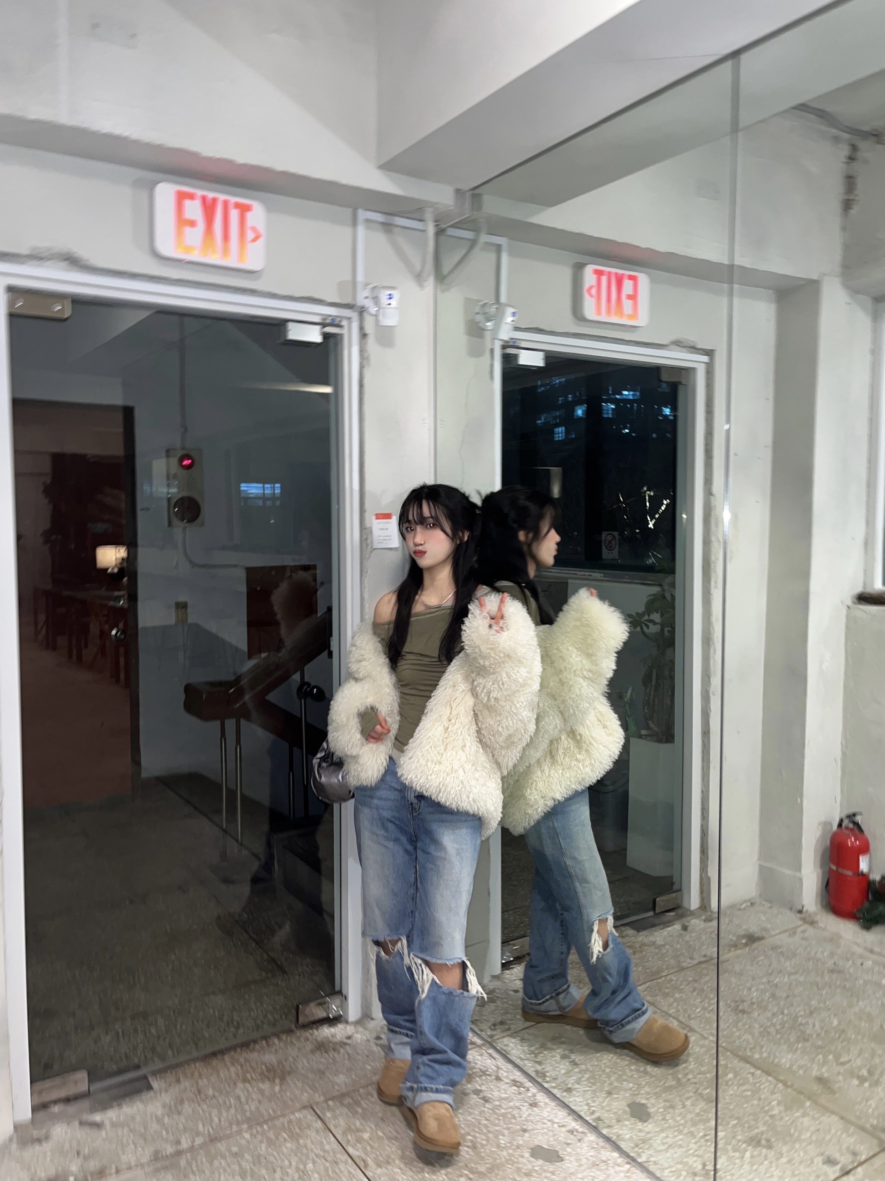 (W) UGG Classic Mini II Boots Chestnut 착용 스타일 - 2