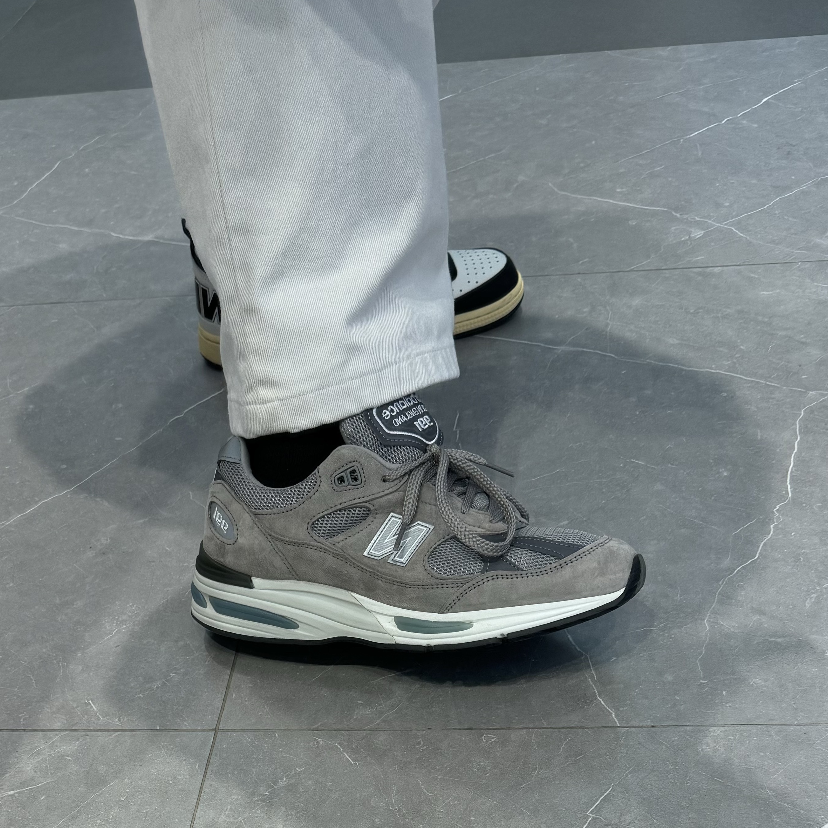 New Balance 991v2 Made in UK Rock Ridge Alloy Silver 착용 스타일 - 1