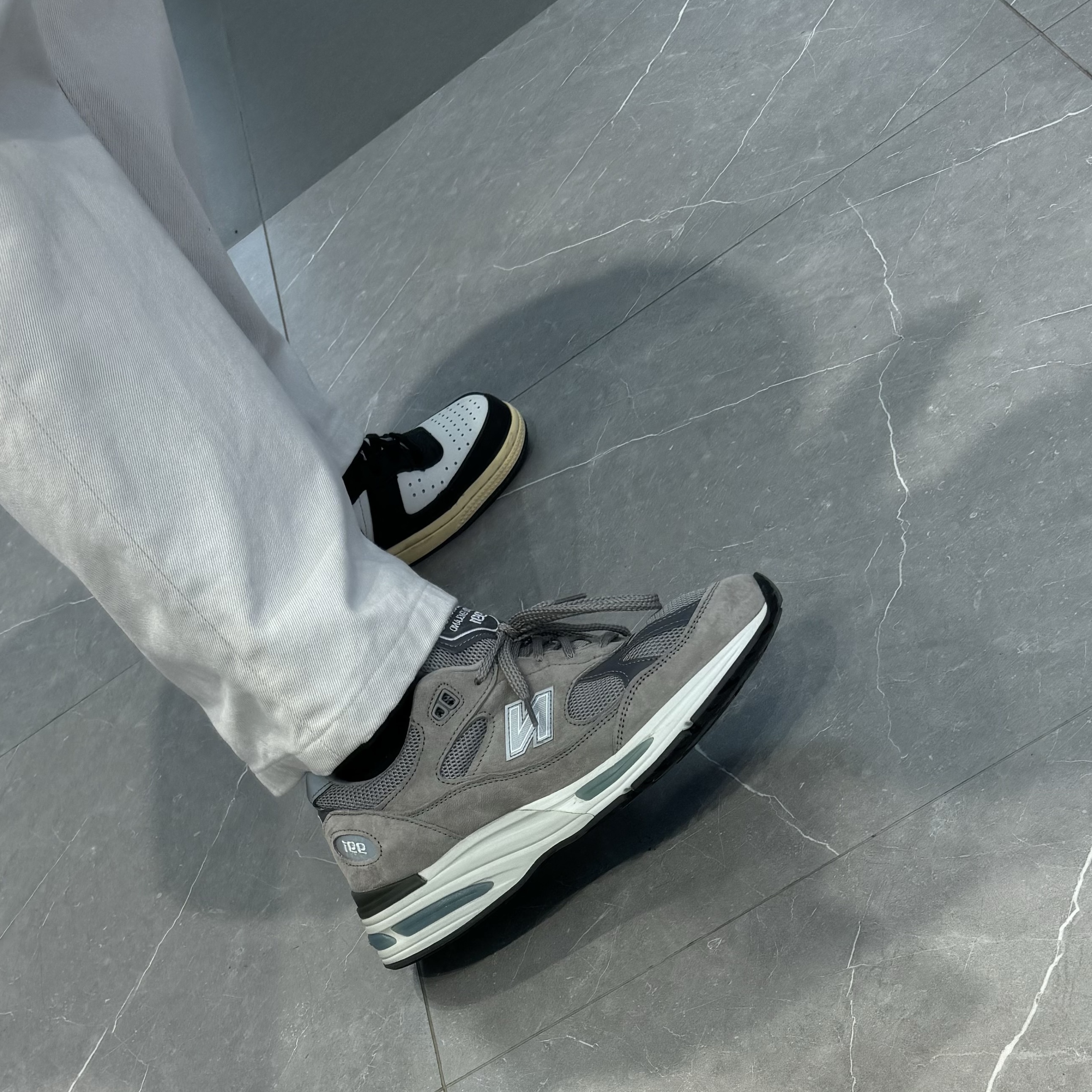 New Balance 991v2 Made in UK Rock Ridge Alloy Silver 착용 스타일 - 2