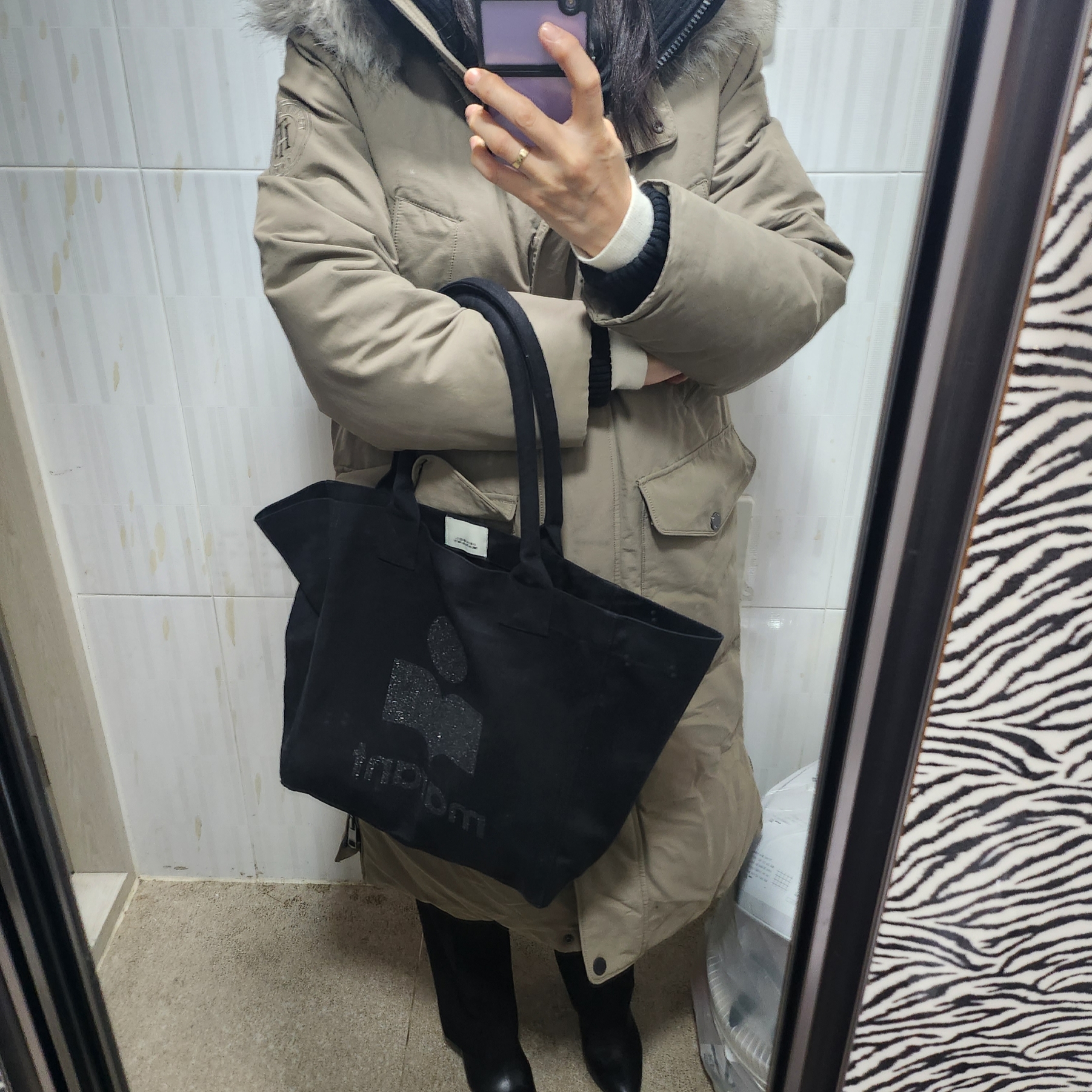 Isabel Marant Small Yenky Logo Tote Bag Black 착용 스타일