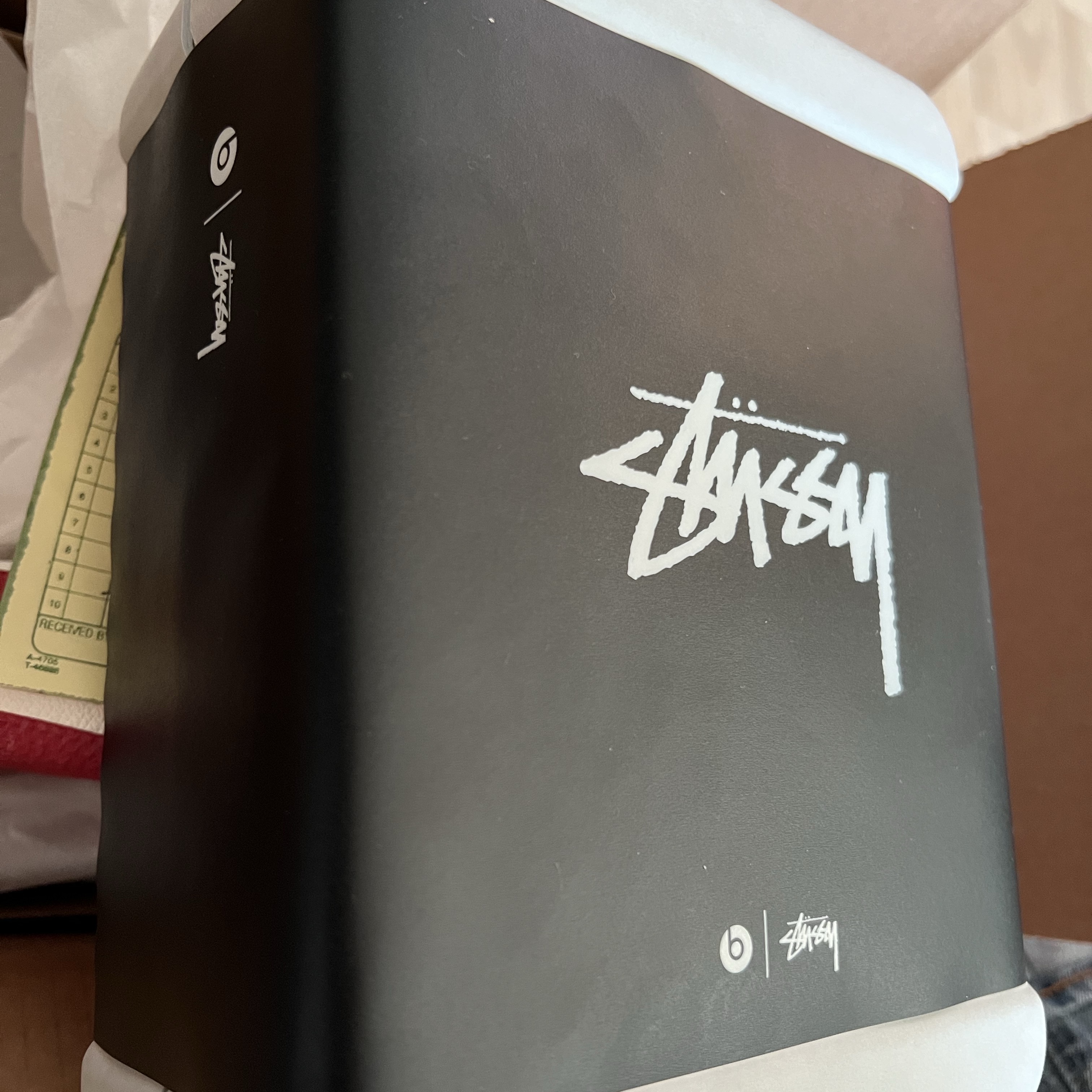 Stussy x Beats Studio Pro Wireless Headphone Black (Korean Ver.) 착용 스타일 - 1