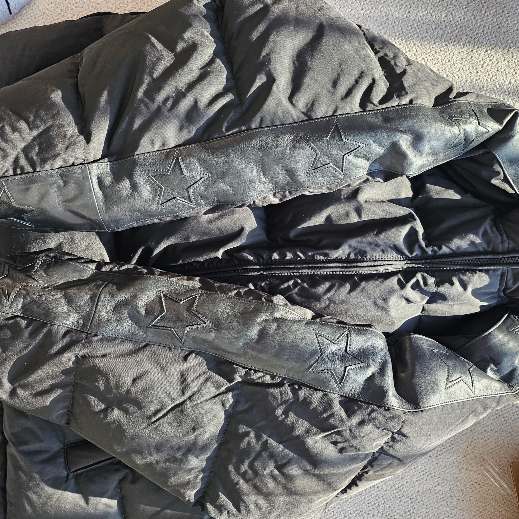Supreme Star Sleeve Down Puffer Jacket Black - 23FW 착용 스타일 - 2
