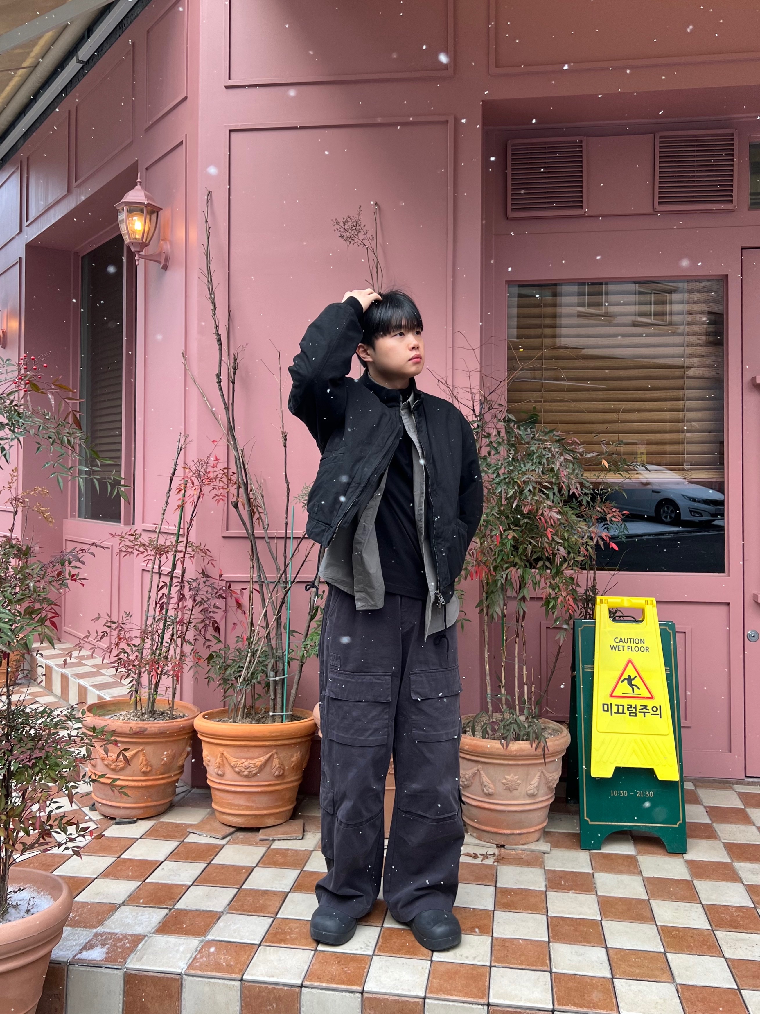 Polyteru x Nomanual Dyed Cargo Pants Charcoal 착용 스타일 - 2