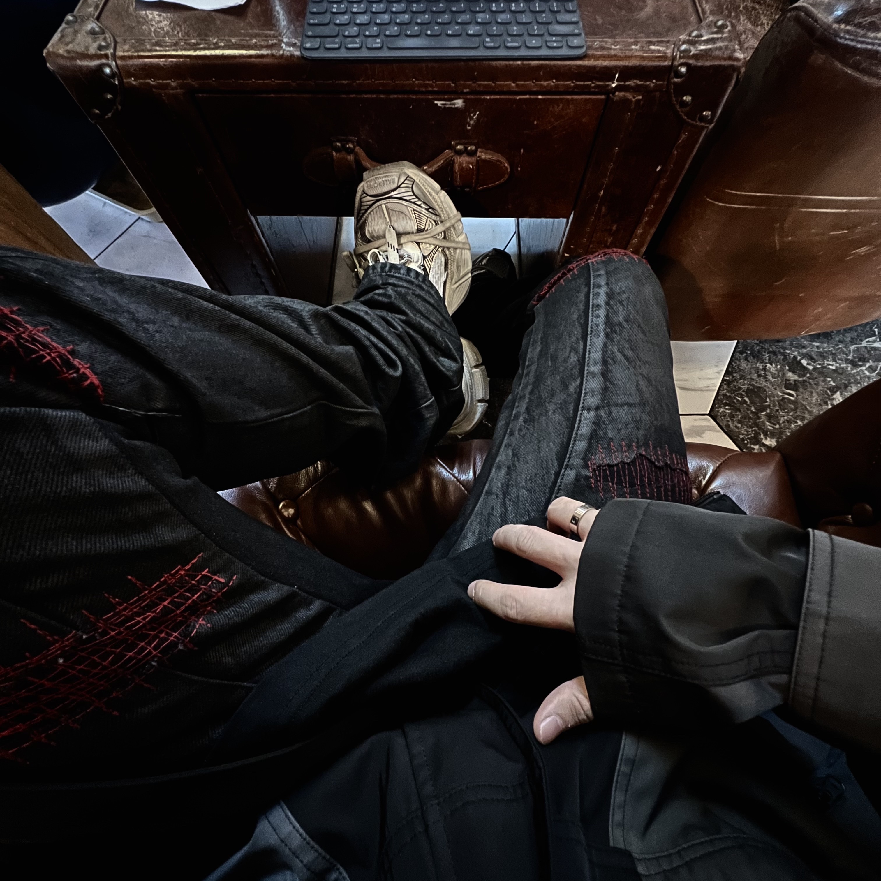 Balenciaga 3XL Sneakers Beige, Undermycar x Emostanceclub Emoun Destroyed Cowhide Suede Red Stitch Denim Toreador - 23FW 착용 스타일