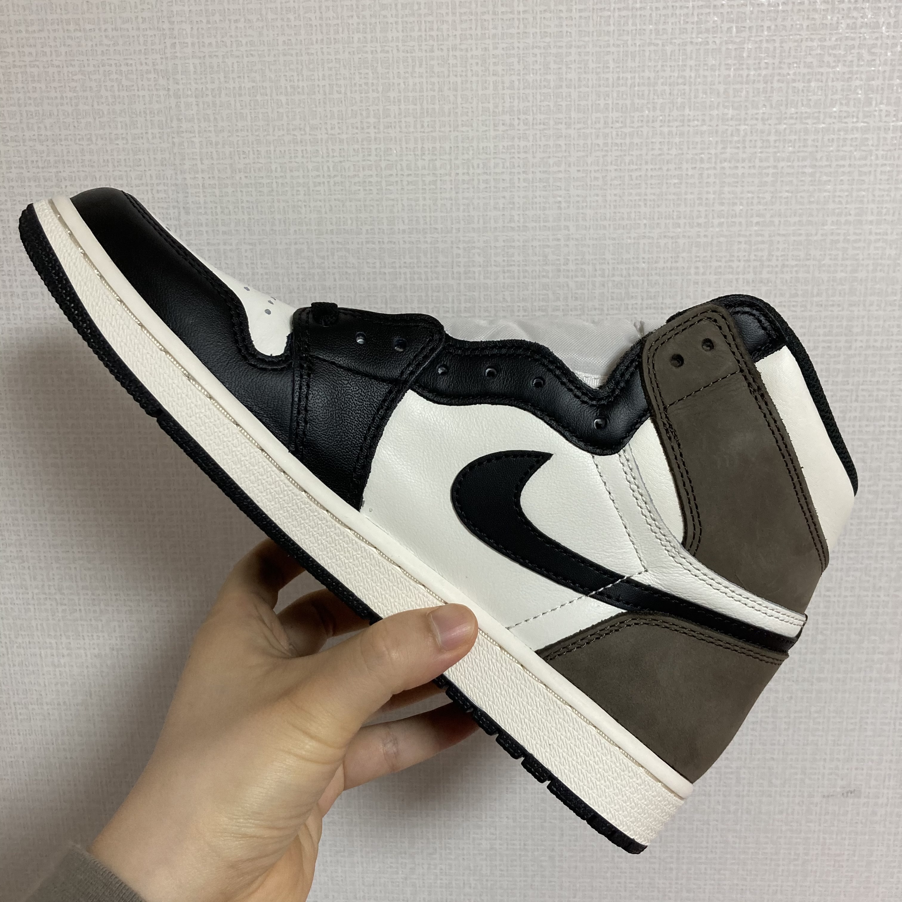 Jordan 1 Retro High OG Black Mocha 착용 스타일