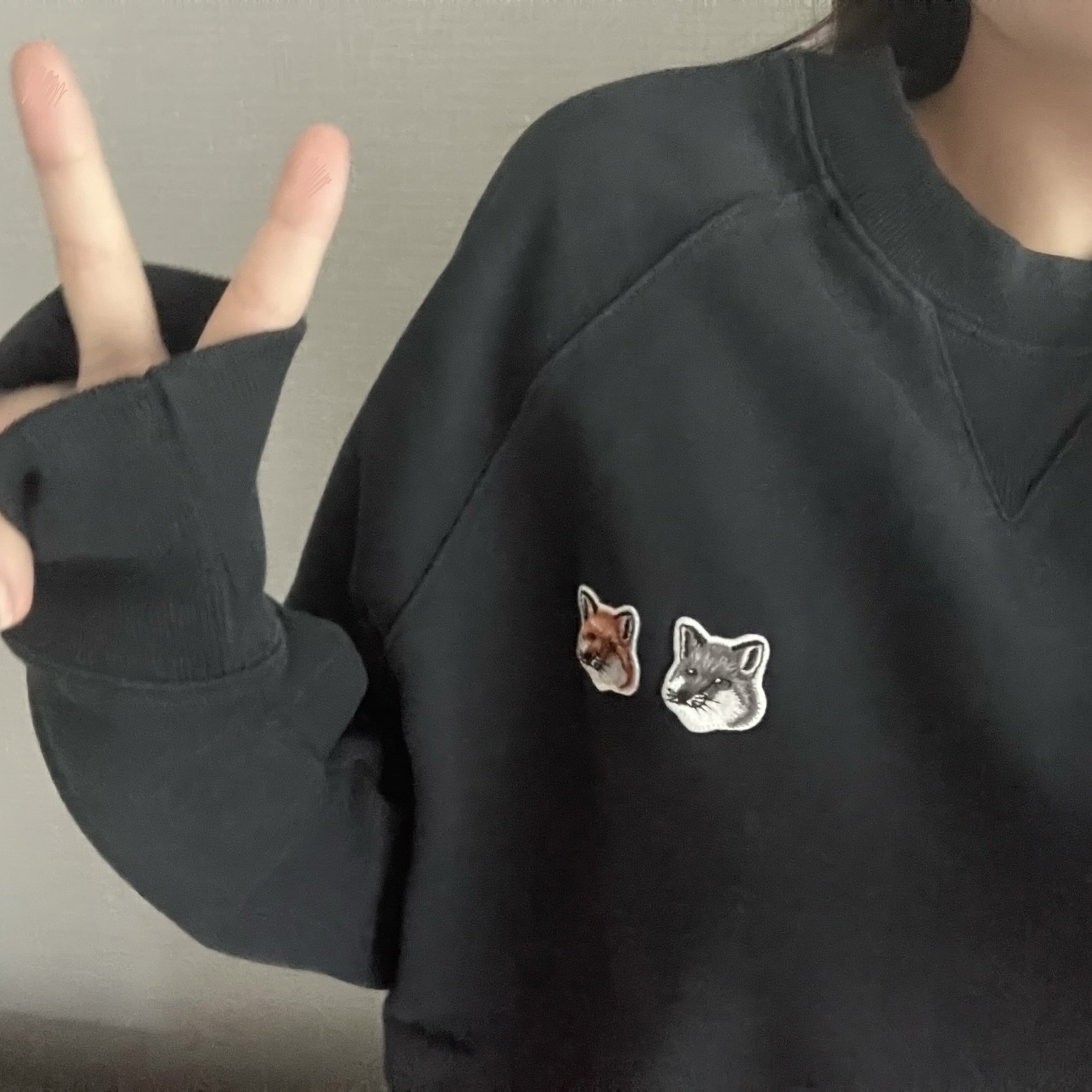 Maison Kitsune Double Fox Head Patch Classic Sweatshirt Anthracite 착용 스타일