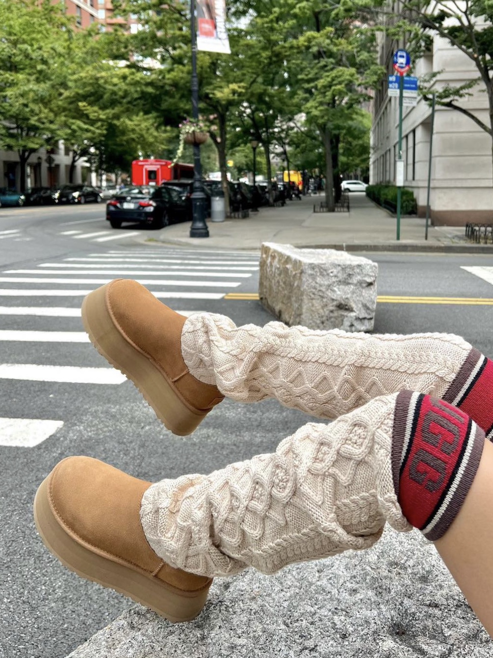(W) UGG Classic Sweater Letter Boots Chestnut 착용 스타일 - 3