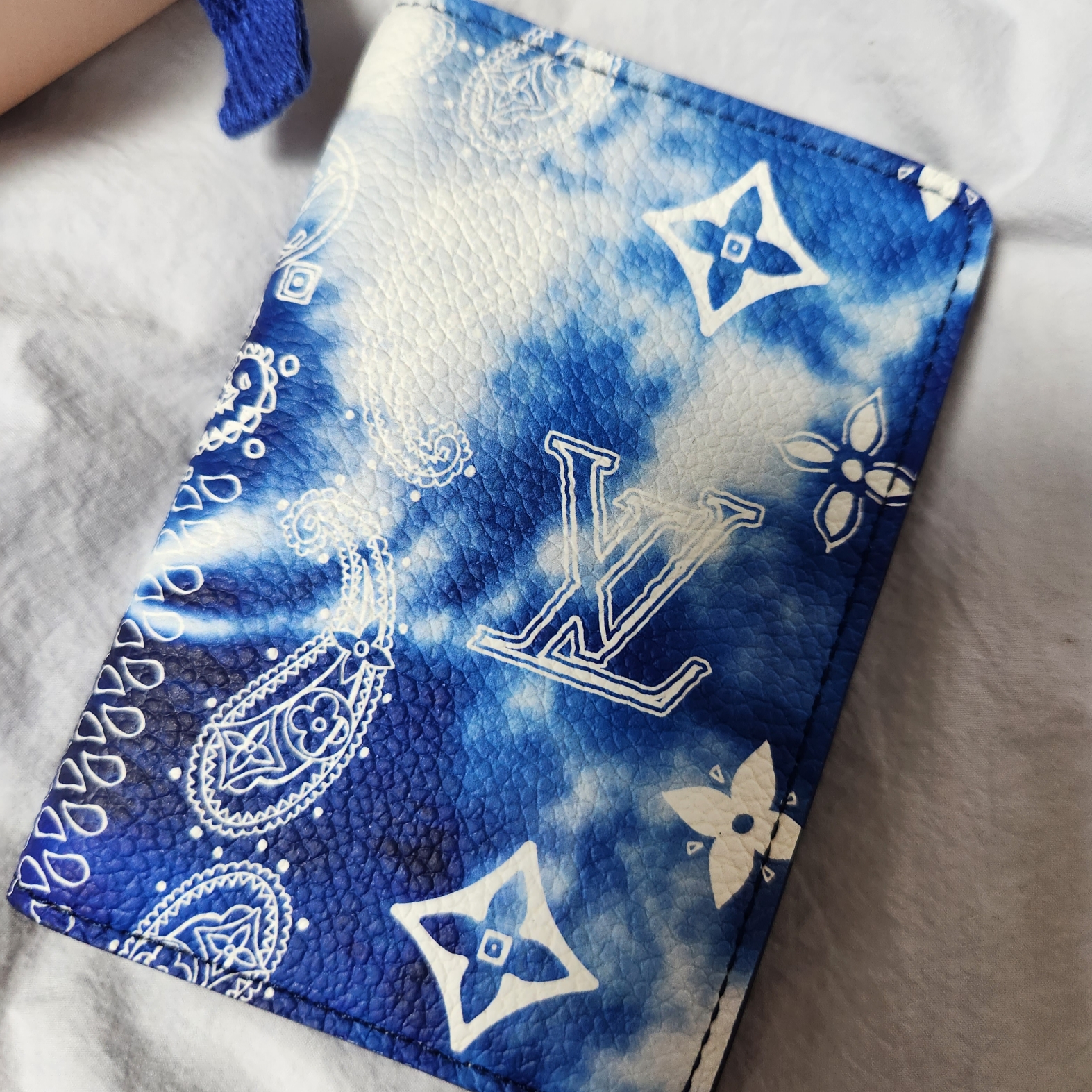 Louis Vuitton Monogram Bandana Pocket Organizer Blue 착용 스타일 - 1