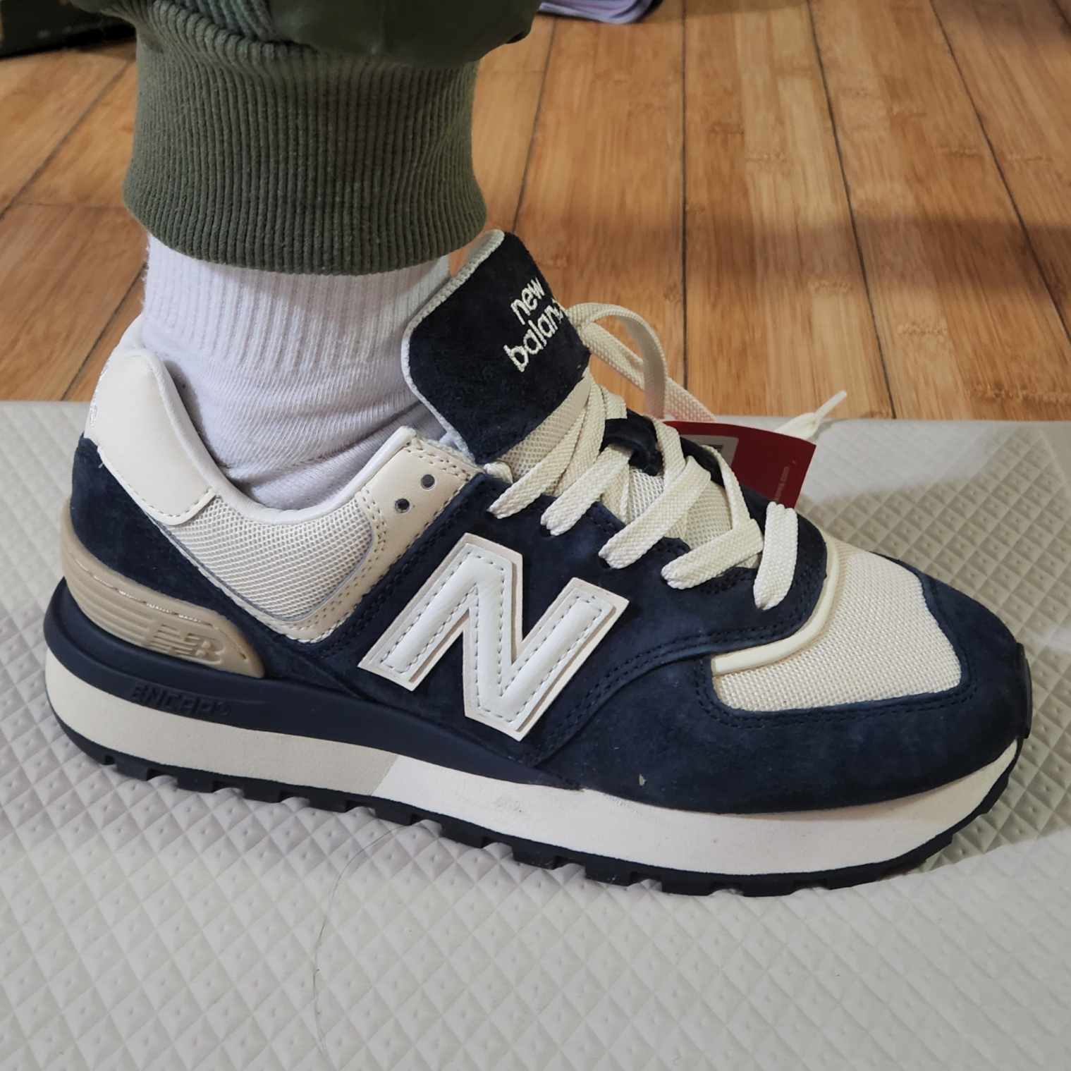 New Balance 574 Legacy Navy Blue 착용 스타일