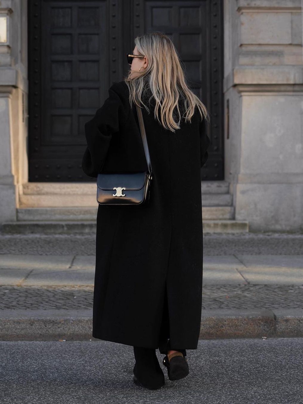 Celine Shoulder Bag Claude in Shiny Calfskin Black, Celine Teen Triomphe Bag in Shiny Calfskin Black 착용 스타일 - 2