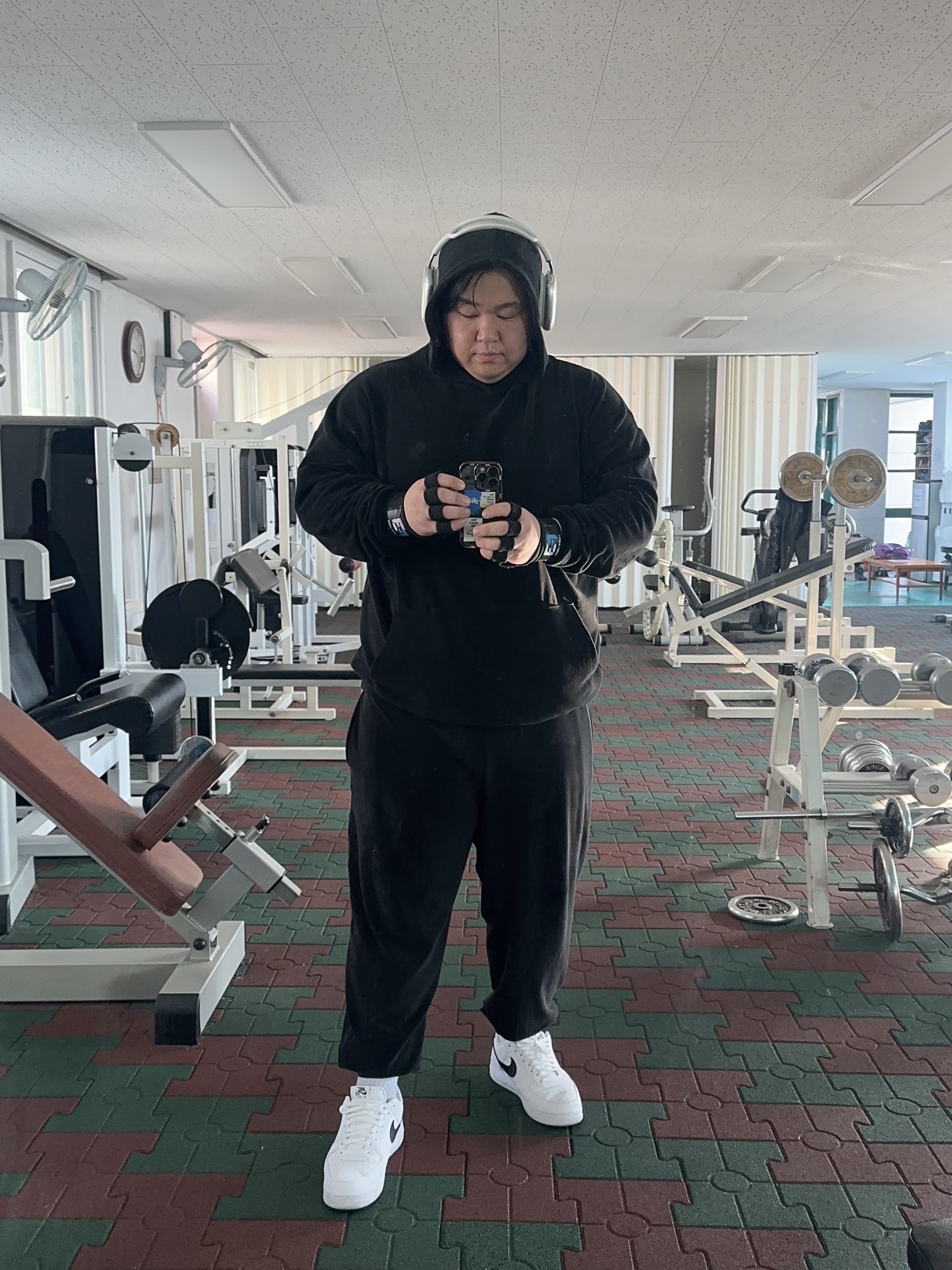 Apple AirPods Max Lightning Silver (Korean Ver.), Nike Air Force 1 '07 White Black 착용 스타일