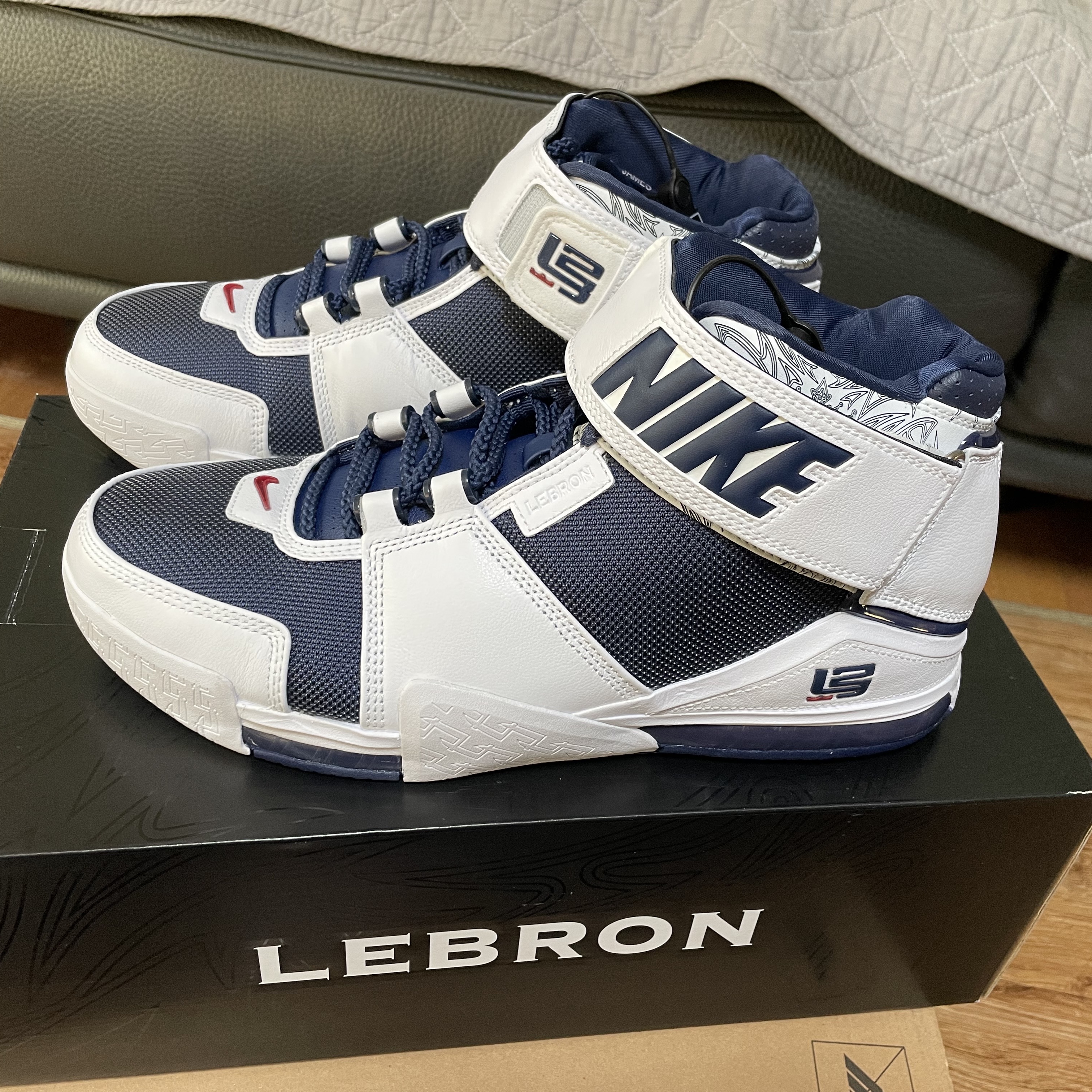 Nike LeBron 2 Midnight Navy 착용 스타일