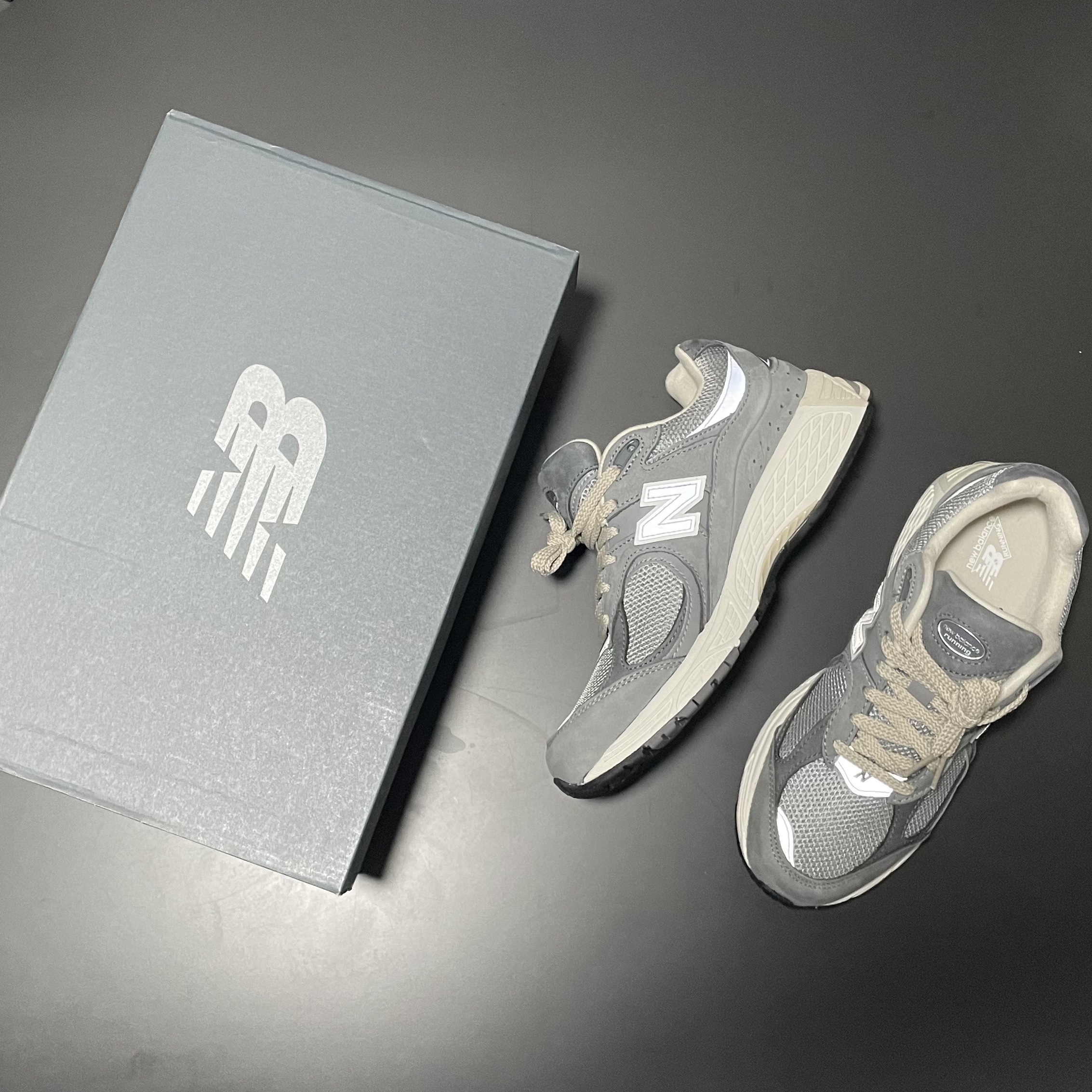 New Balance 2002R Premium Vintage Grey 착용 스타일 - 1