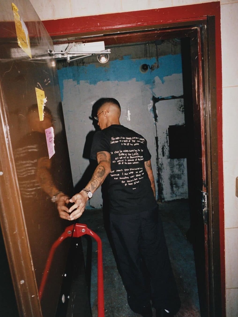 슈프림 x 코르테이즈 룰즈 더 월드 후드 블랙 - 23FW, 슈프림 x 코르테이즈 룰즈 더 월드 티셔츠 블랙 - 23FW 착용 스타일 - 3