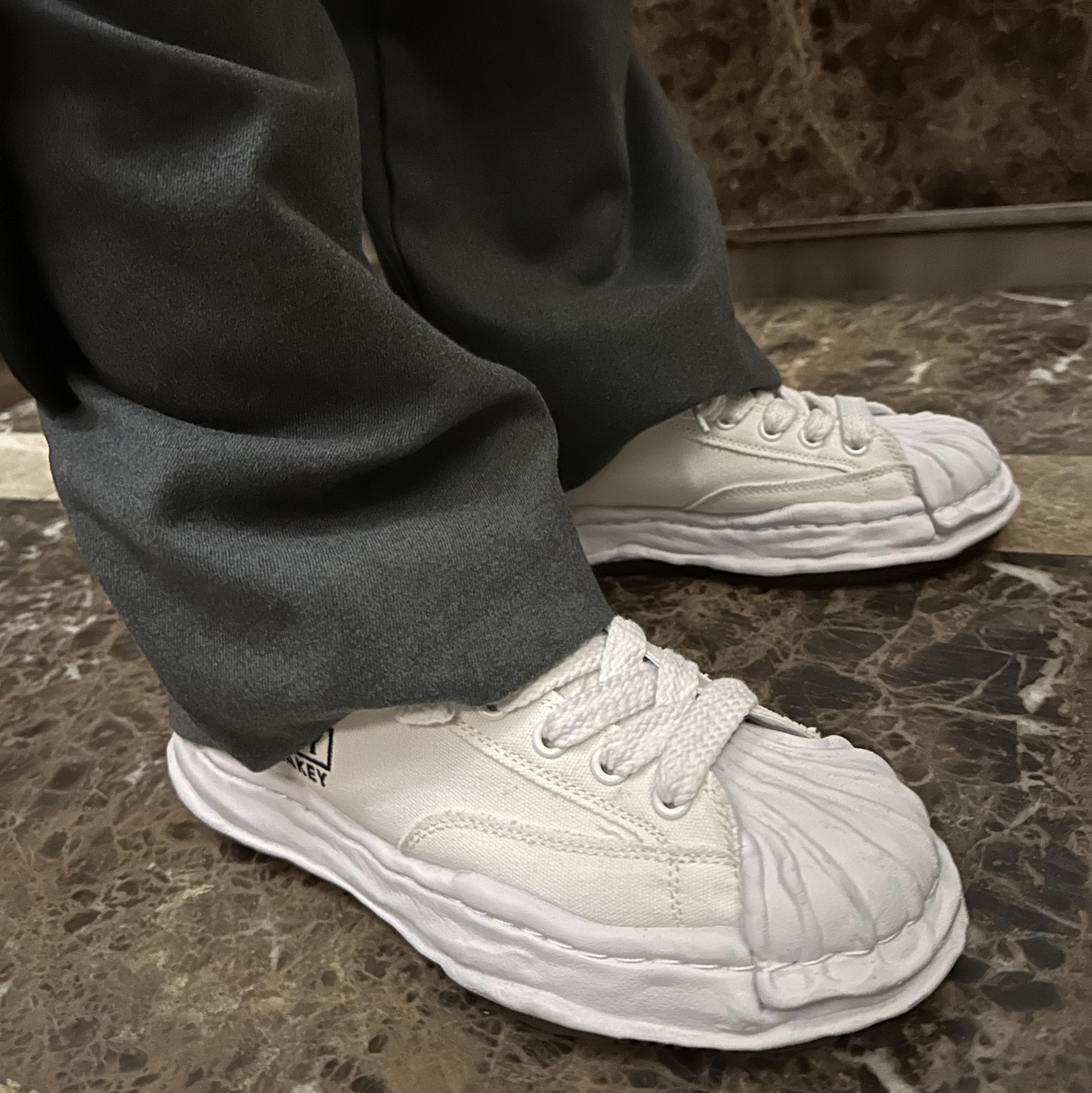 Undermycar Legion.02 Balmacaan Oversized Wool Coat Black, Maison Mihara Yasuhiro Blakey OG Sole Canvas Low-top Sneakers White 착용 스타일 - 2