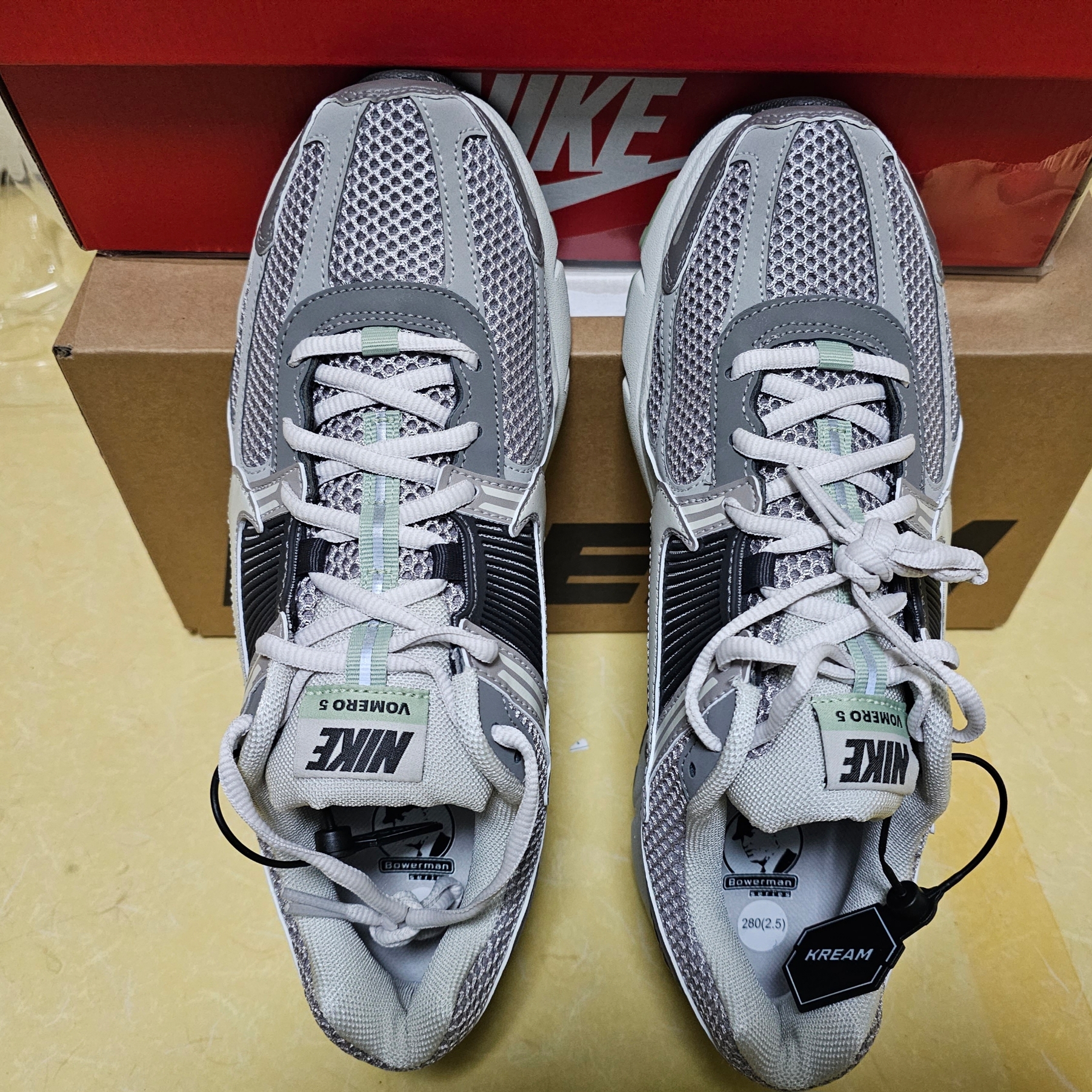 (W) Nike Zoom Vomero 5 Cobblestone and Flat Pewter 착용 스타일
