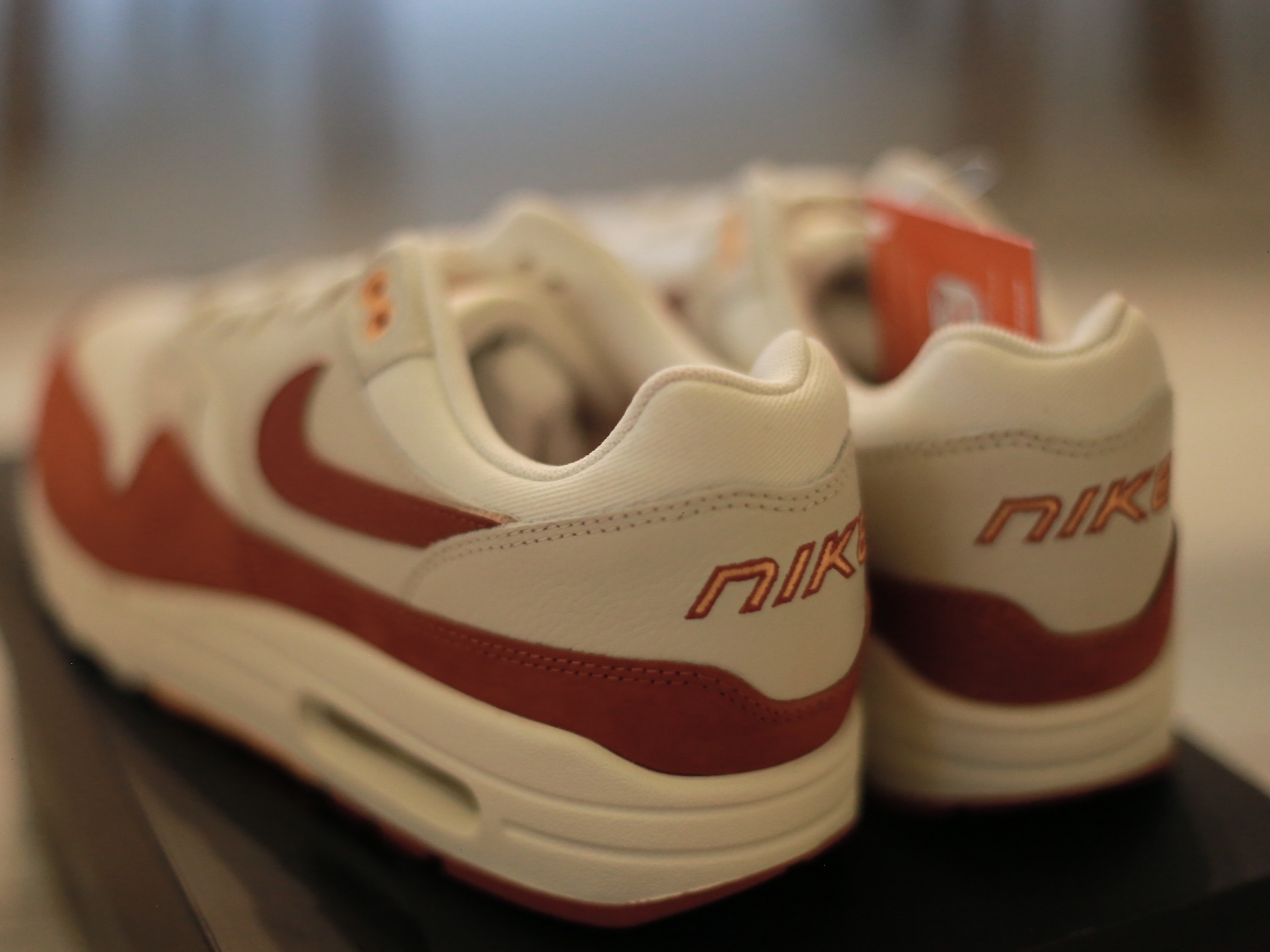 (W) Nike Air Max 1 Rugged Orange and Sail 착용 스타일 - 3