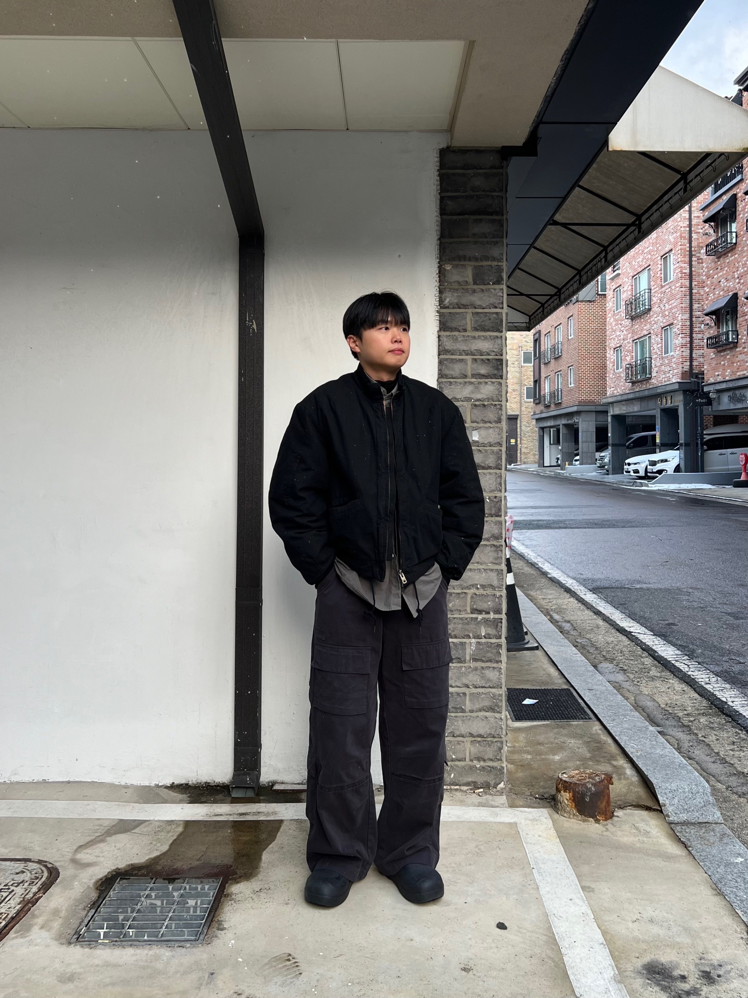 Polyteru x Nomanual Dyed Cargo Pants Charcoal 착용 스타일 - 4